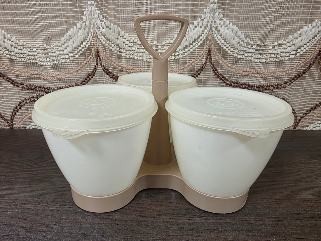 Vintage Tupperware Trio met drie crèmekleurige bewaarbakjes en lichtbeige draagrek