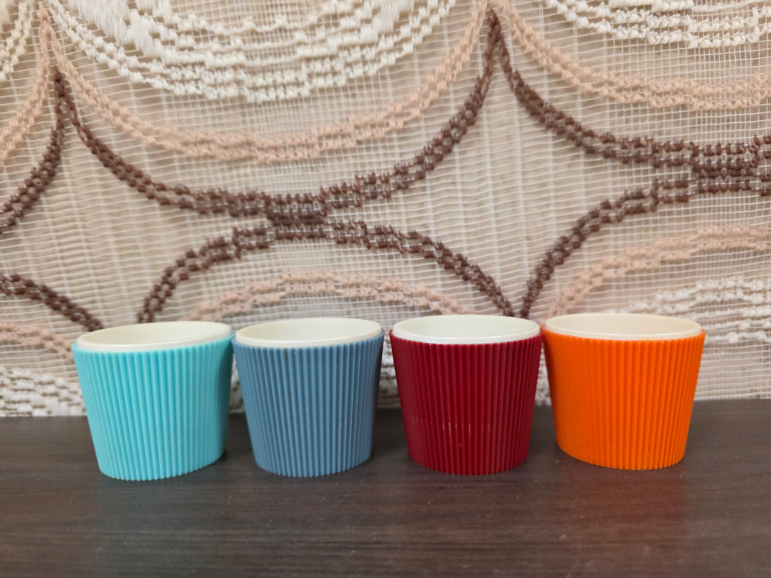 Vintage Turkstra eierdopjes set vier kleuren kunststof jaren 70 80