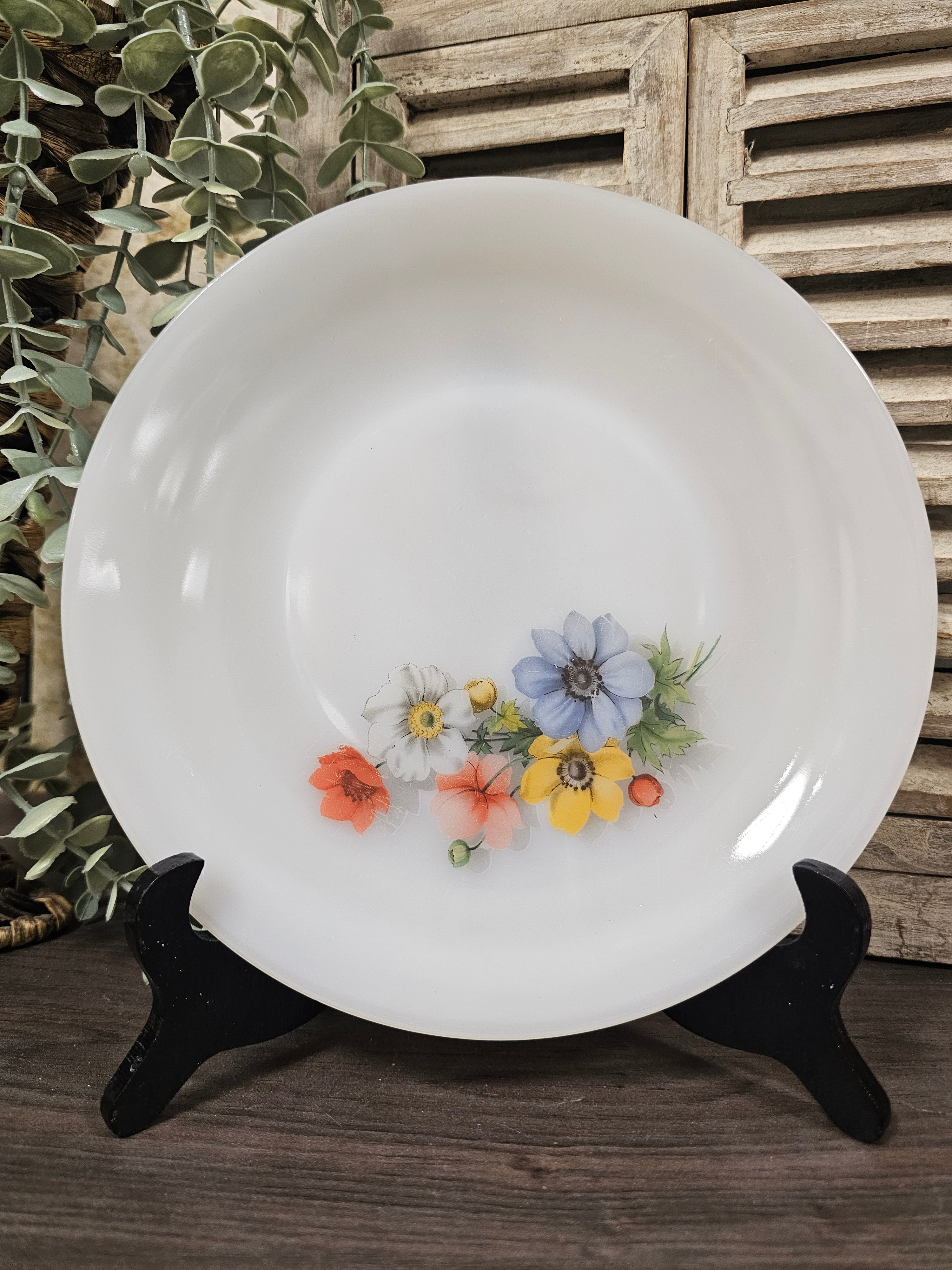 Vintage Arcopal Anemone diner borden