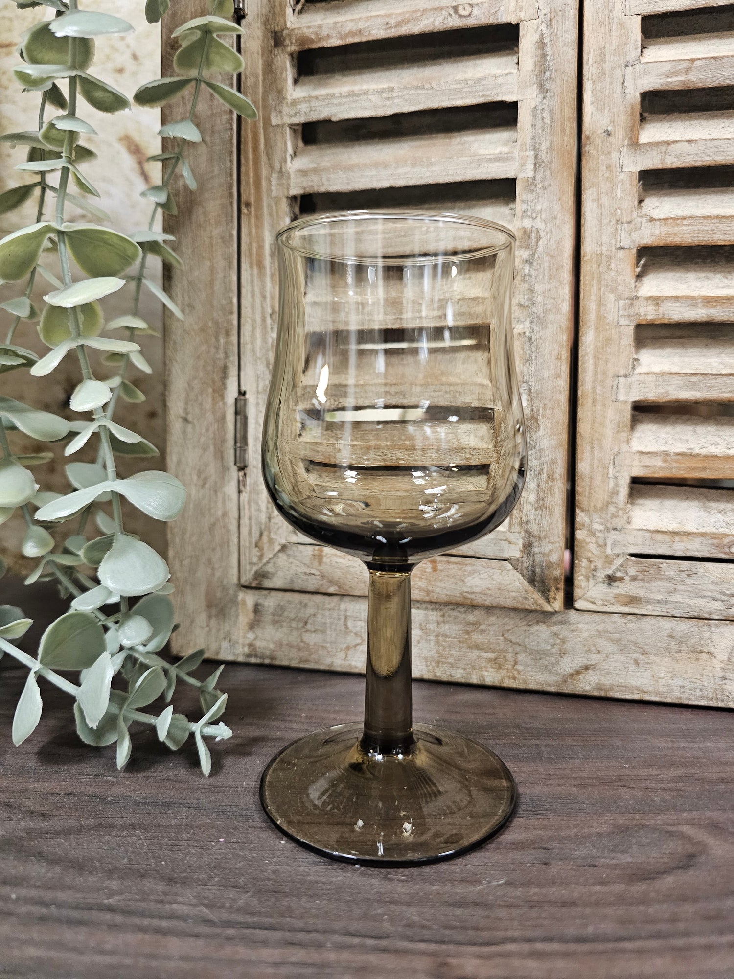 Vintage Luminarc France wijnglas van rookglas met korte steel