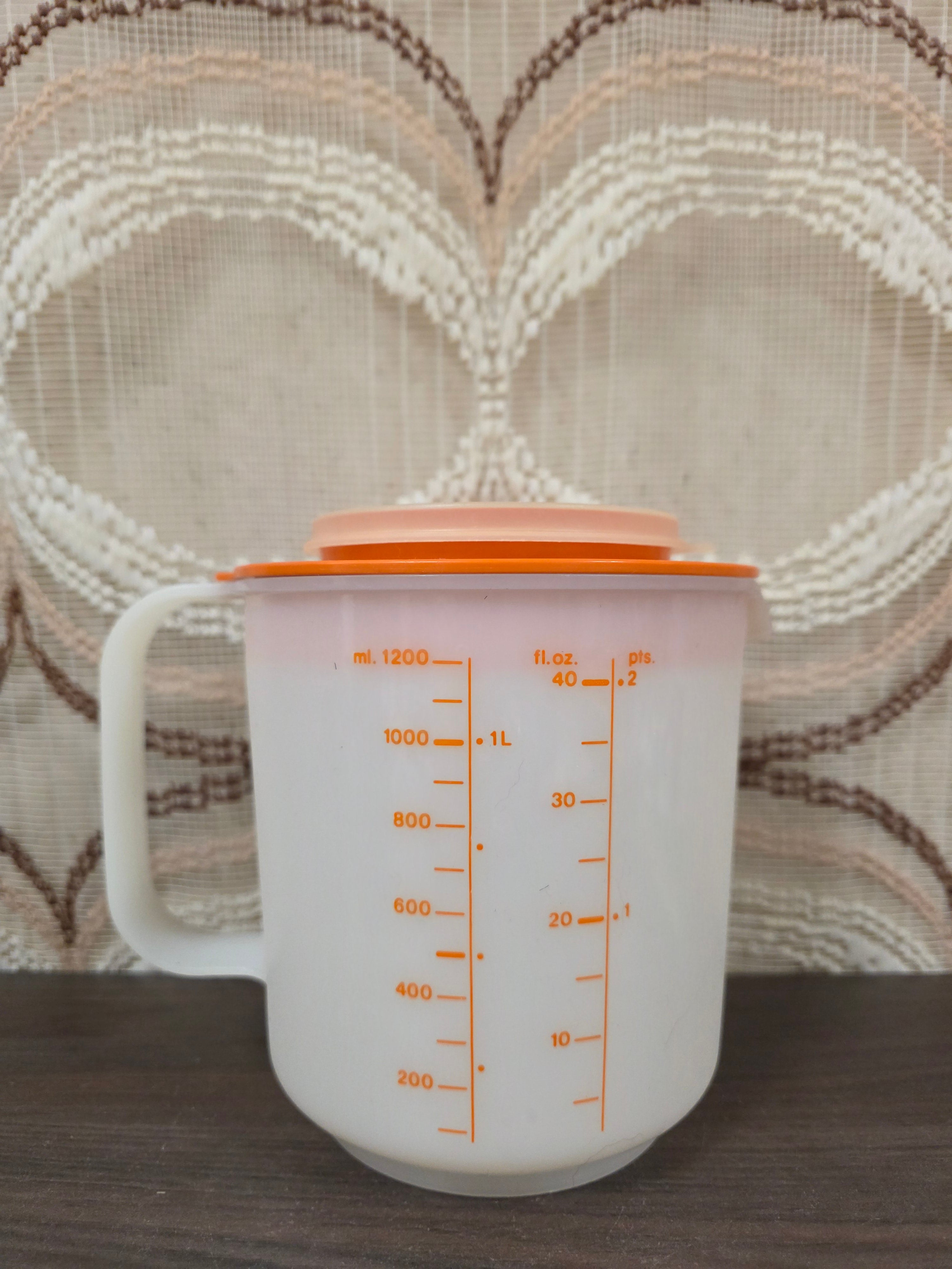 Vintage Tupperware maatbeker 1,2 liter in oranje kunststof met deksel