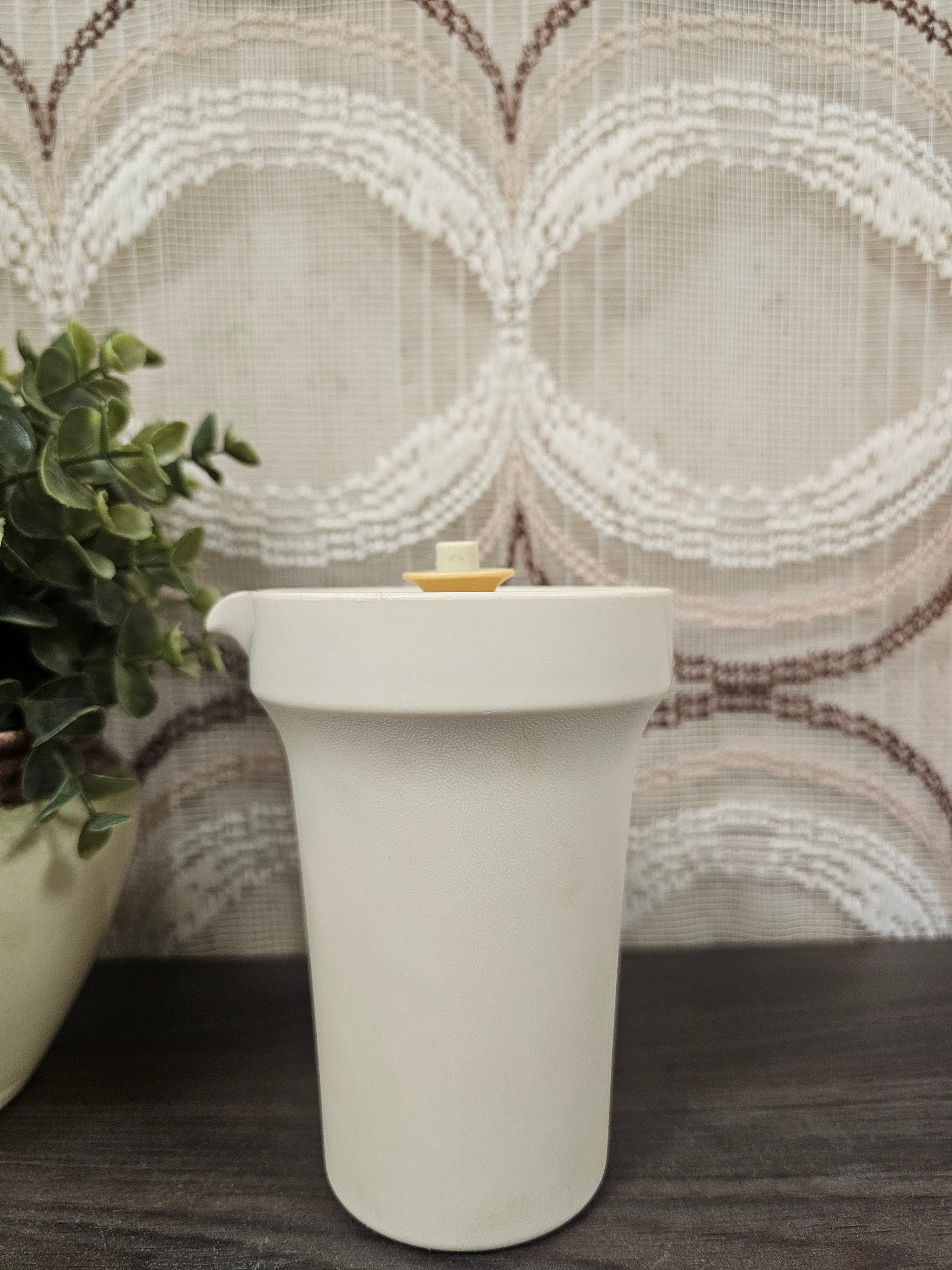 Tupperware kannetje met schenktuit en 13,5 cm hoog