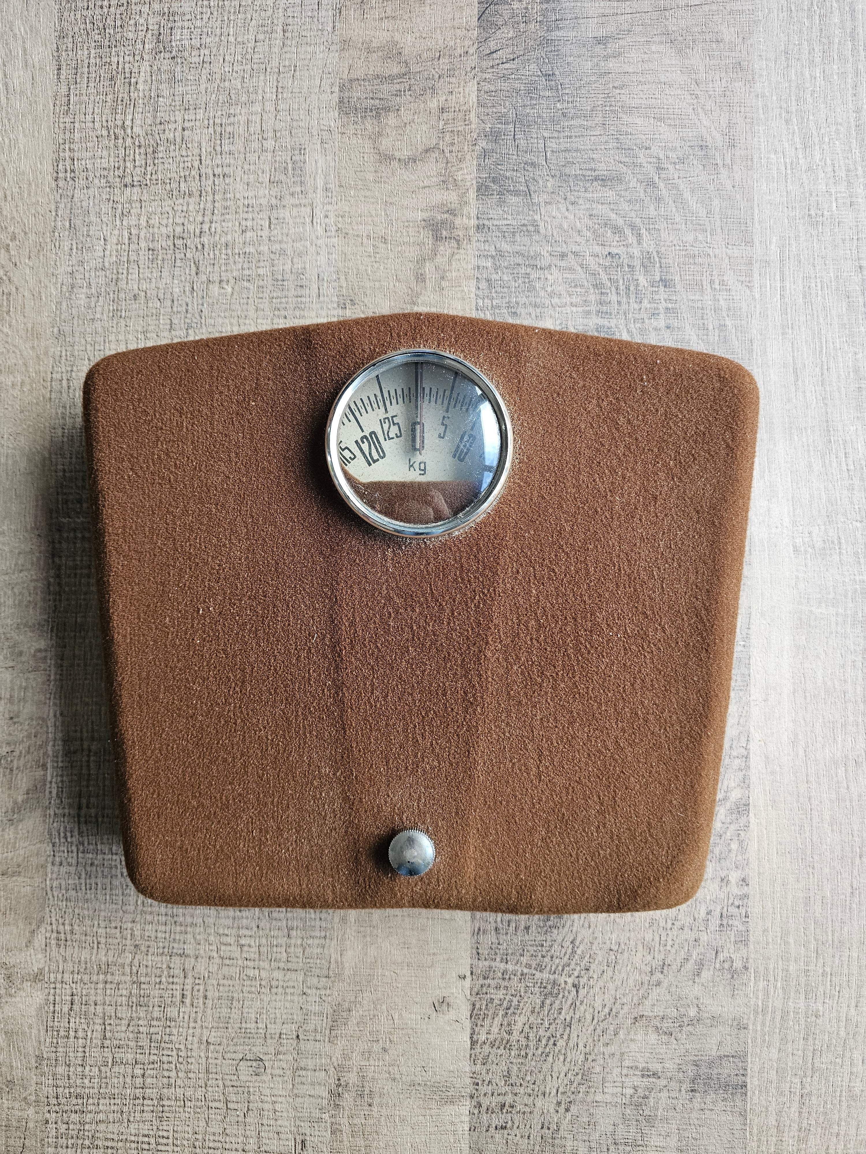 Vintage Brabantia personenweegschaal met zachte bruine stof bekleed