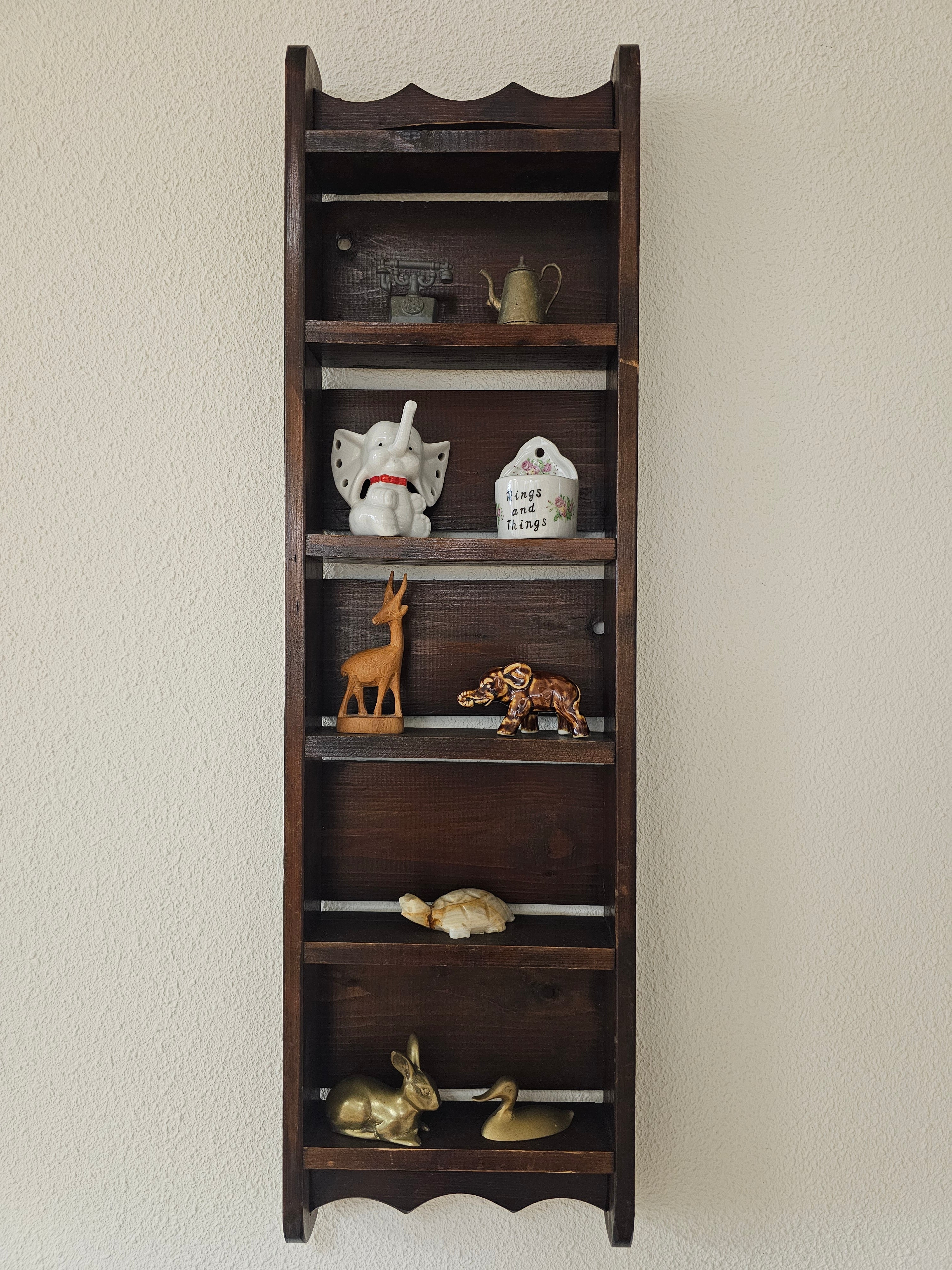 Vintage houten baksteenmal van 76 cm gebruikt als decoratief wandrek met meerdere vakken.