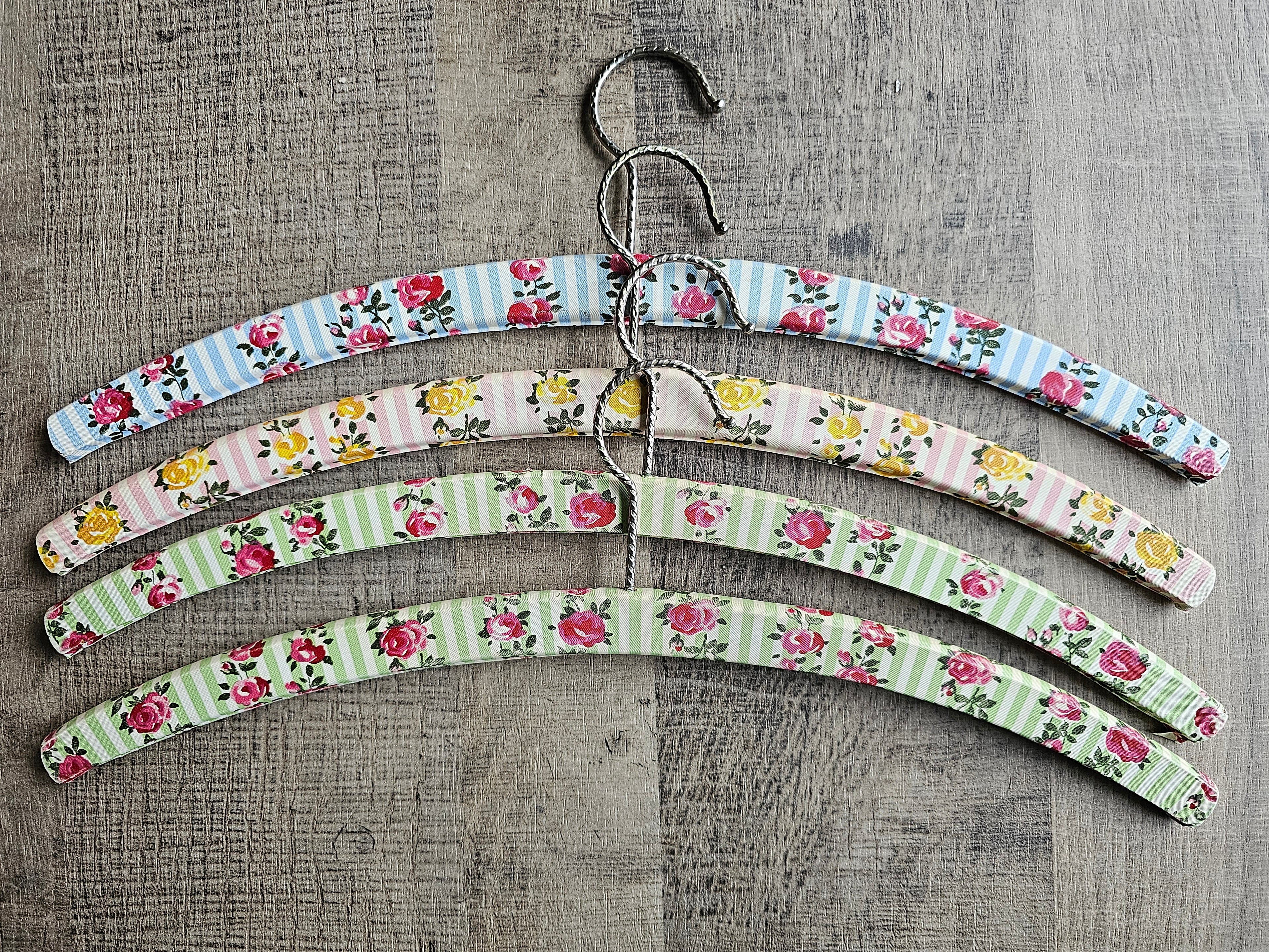 Vintage kledinghangers pastelkleuren gestreept met roosjes