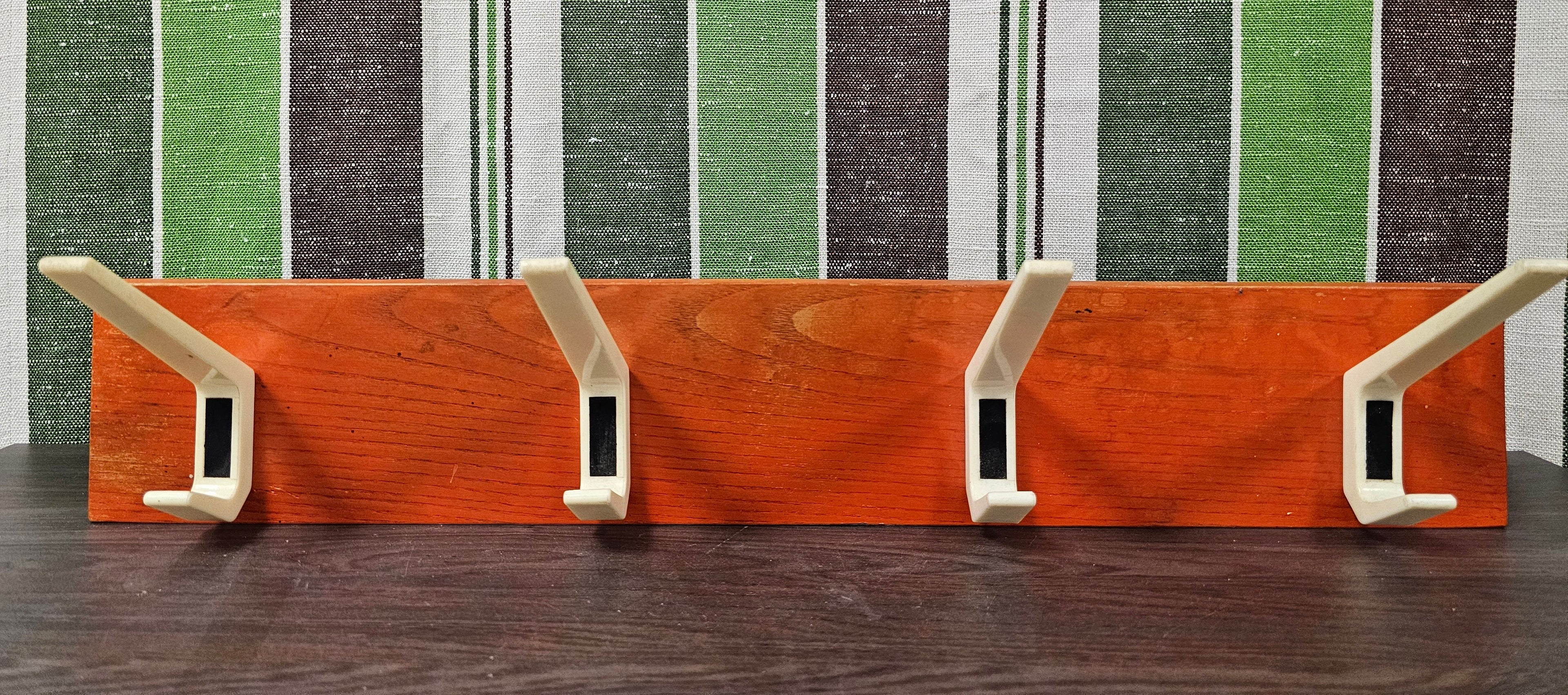 Vintage kapstok jaren 70 met houten plank en vier kunststof haken