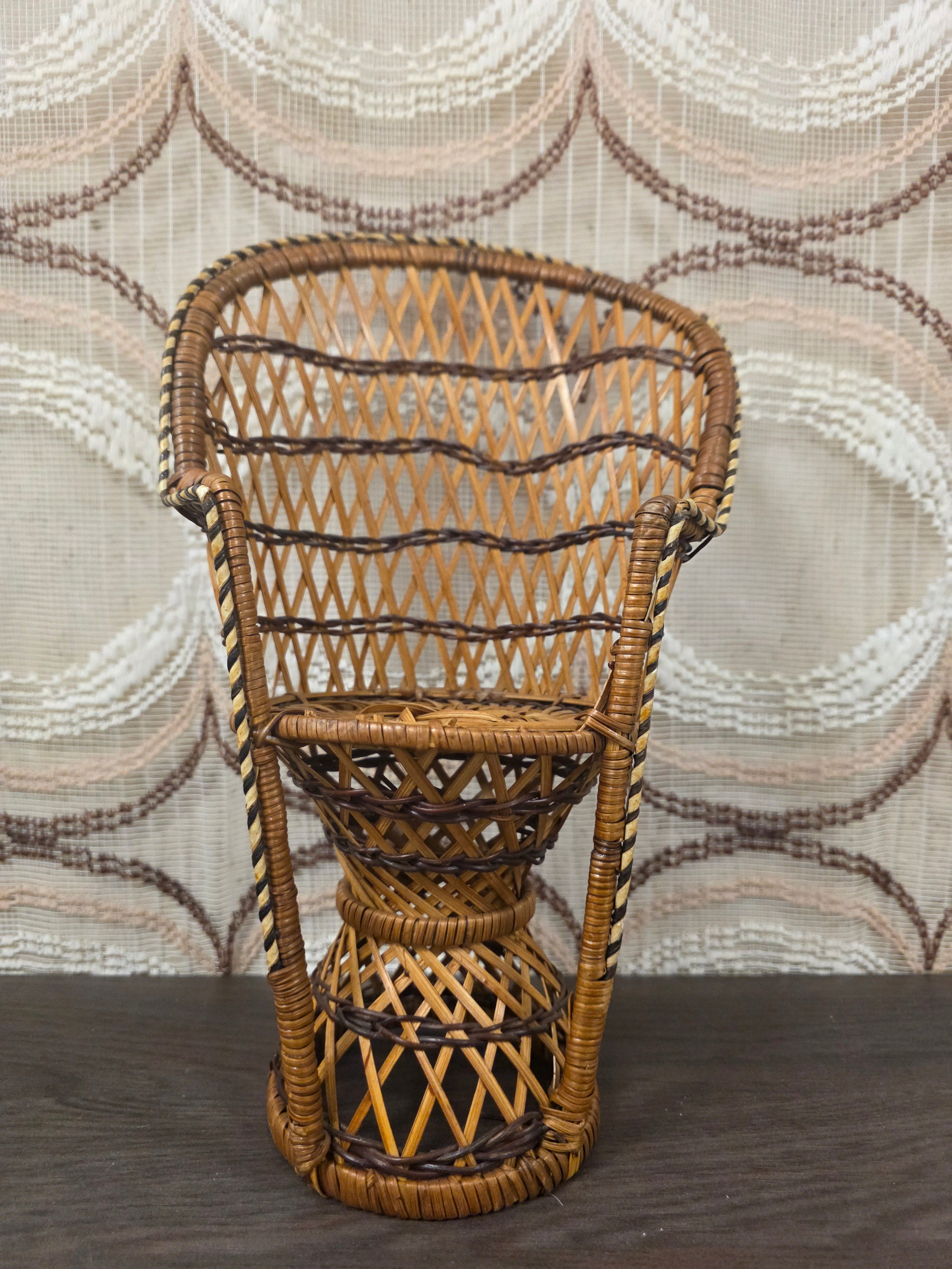 Vintage rotan poppenstoel met gevlochten patroon, circa 30 cm hoog.