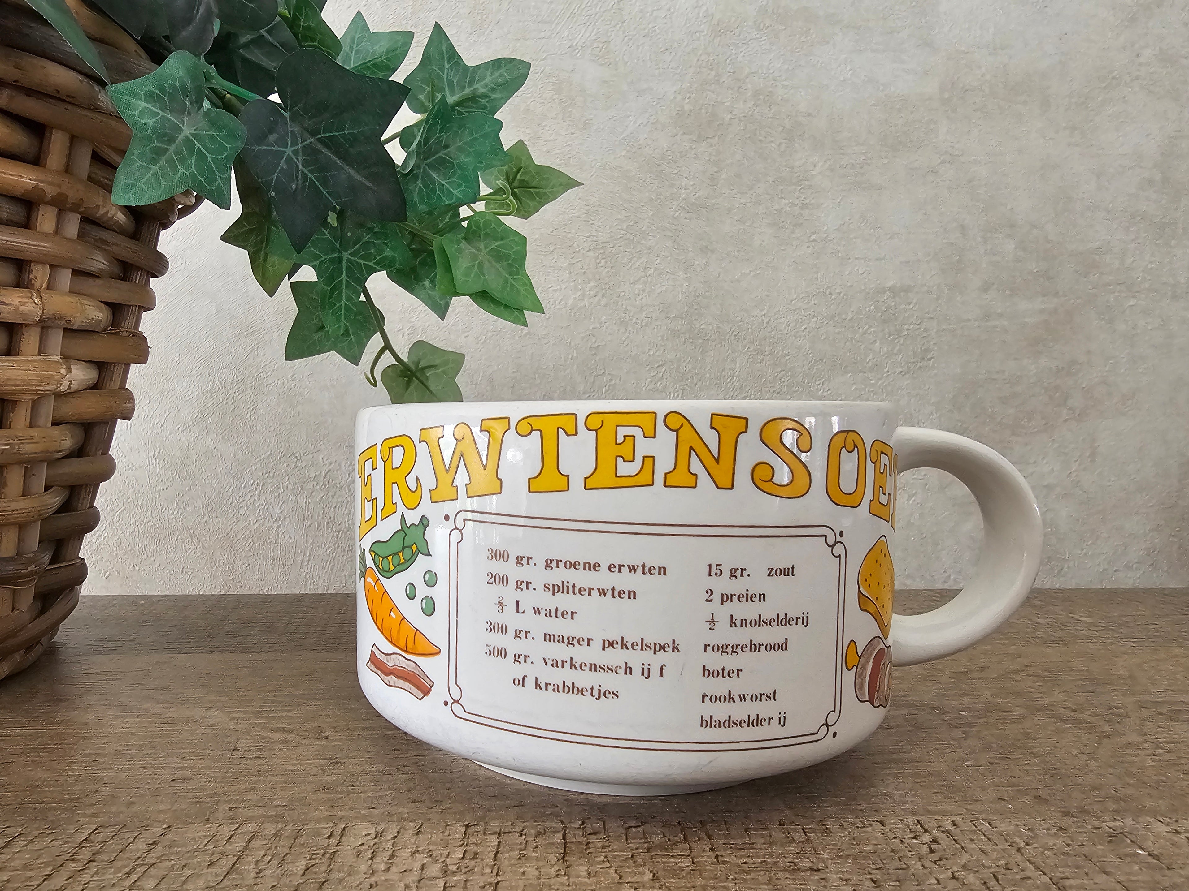 Vintage grote soepkom met recept voor erwtensoep