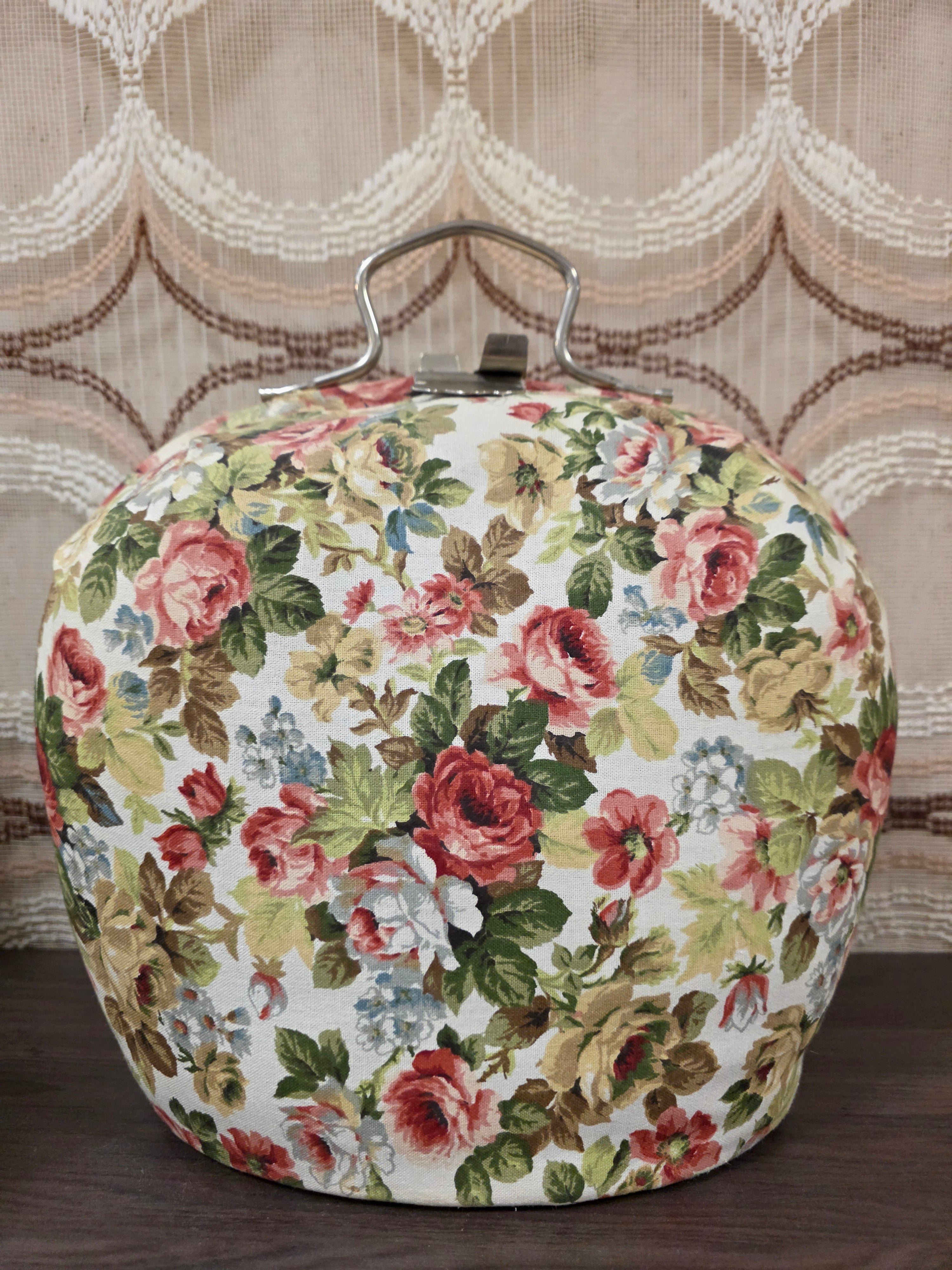 Vintage theebeurs met metalen knip en rozenprint