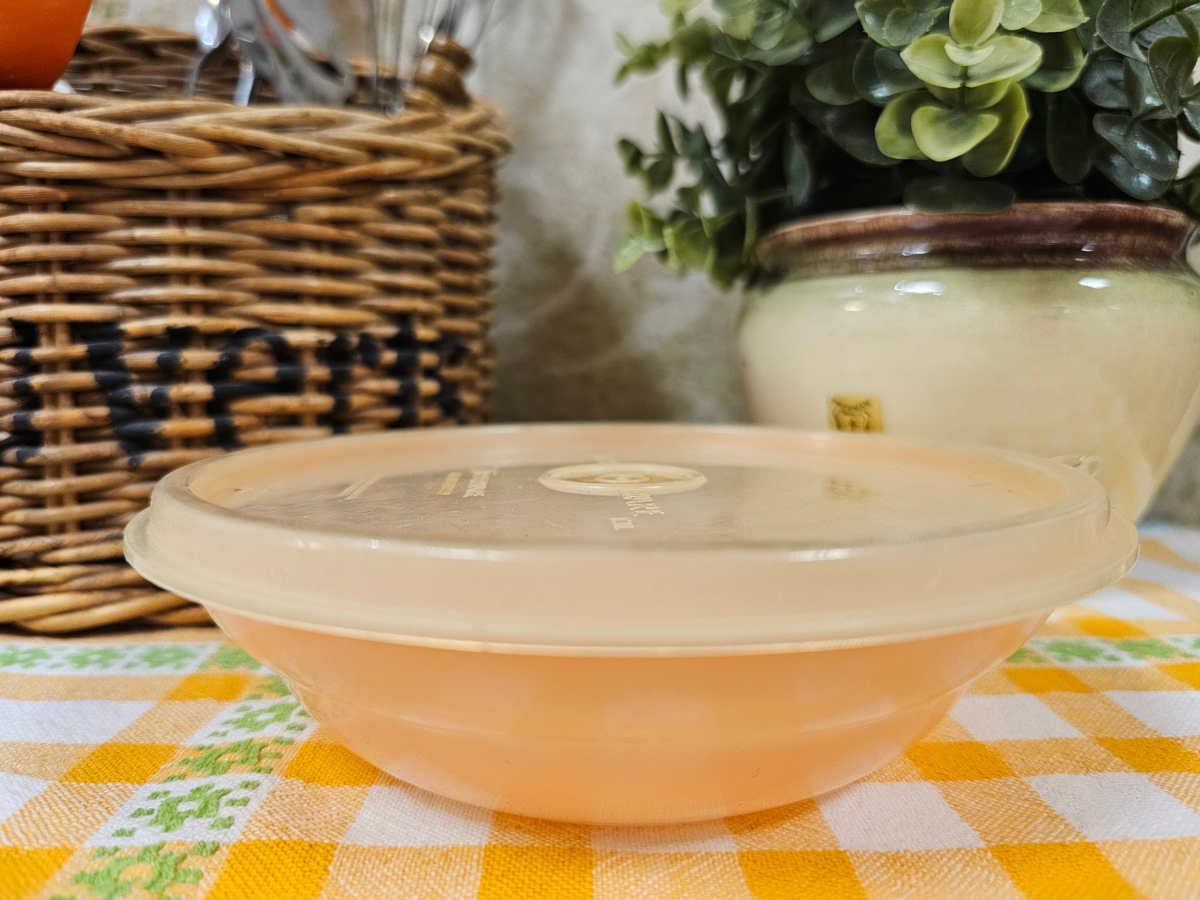 Zalmroze vintage Tupperware bakje met deksel, rond model van 15,5 cm breed.
