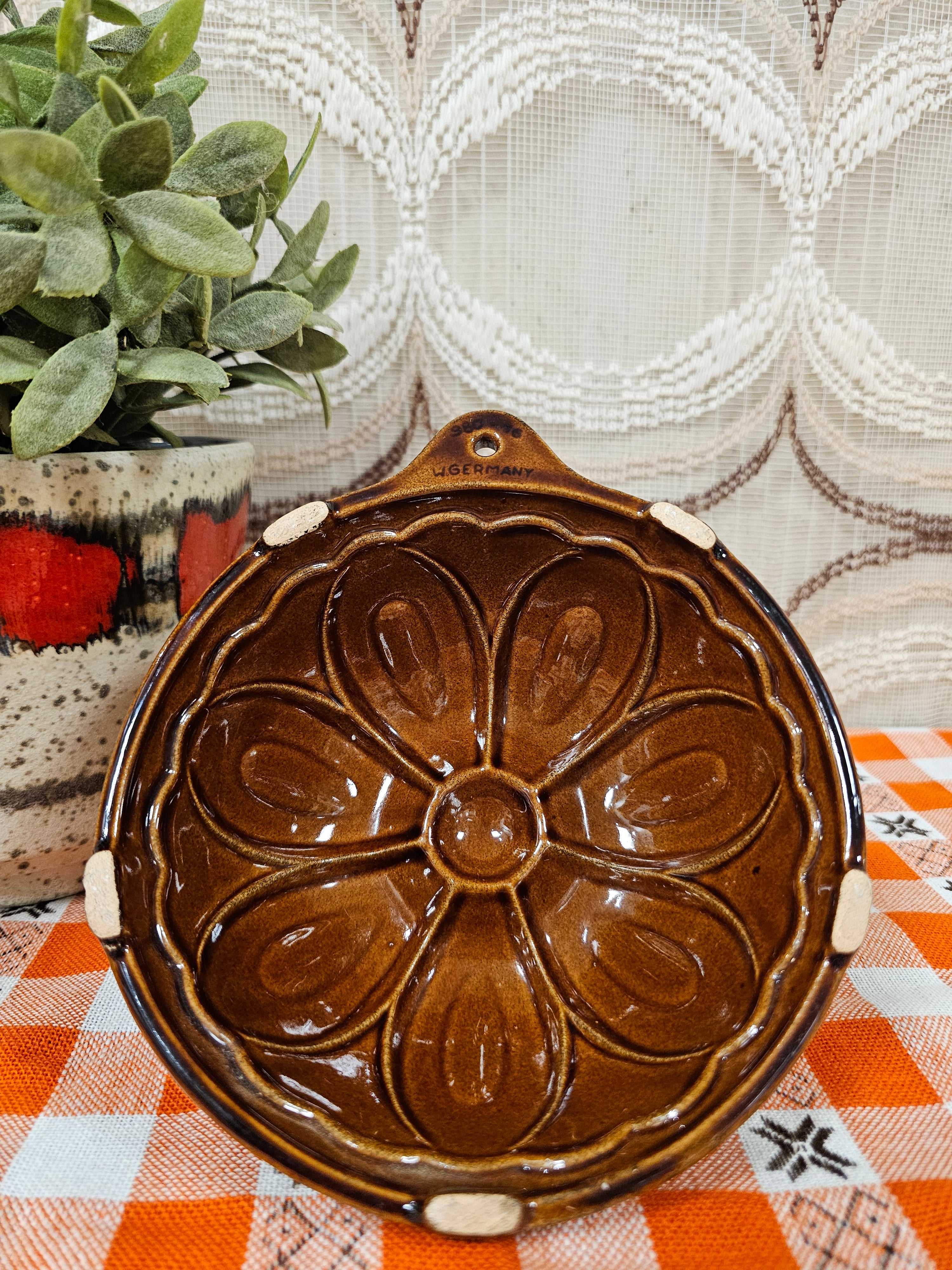 Vintage bruine keramieken puddingvorm uit West Germany in bloemvorm, ophangbaar – Ø16 cm