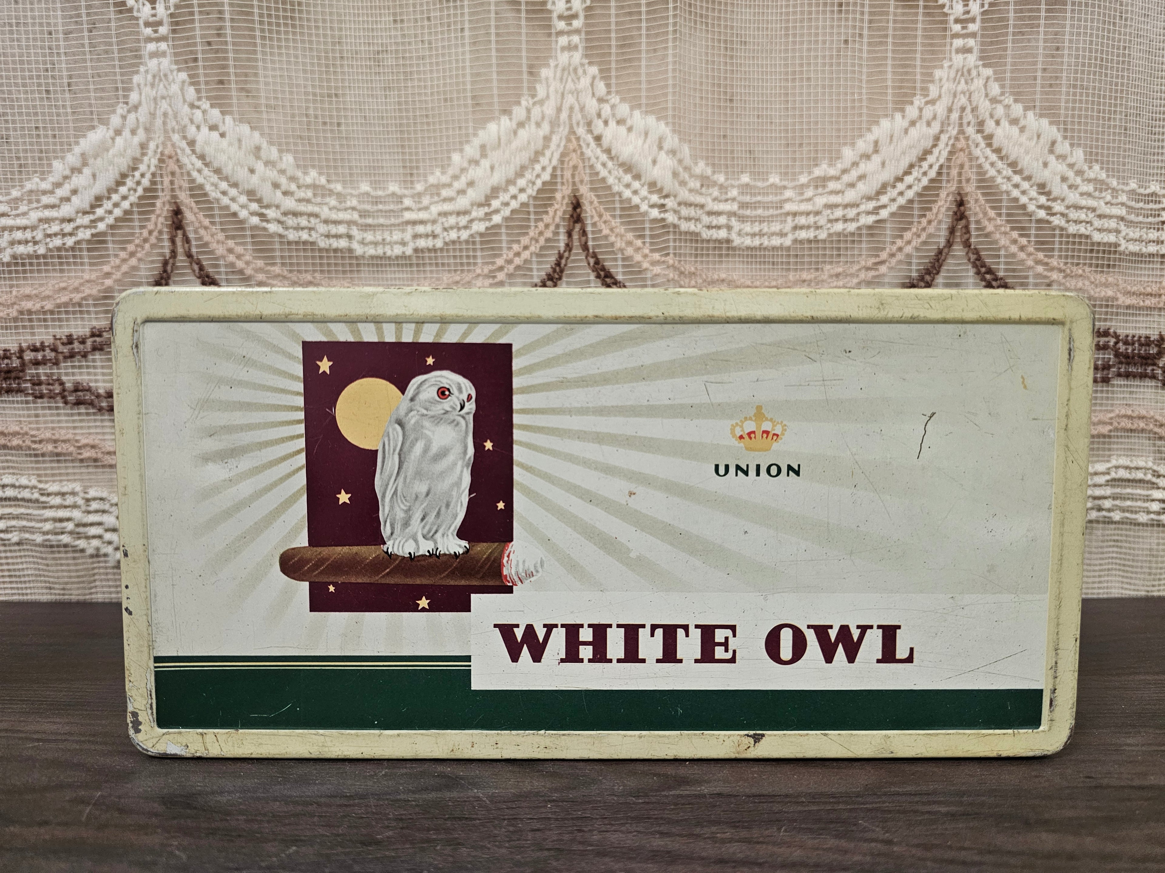 Oud wit sigarenblik White Owl met uil en maanillustratie, vintage decoratie