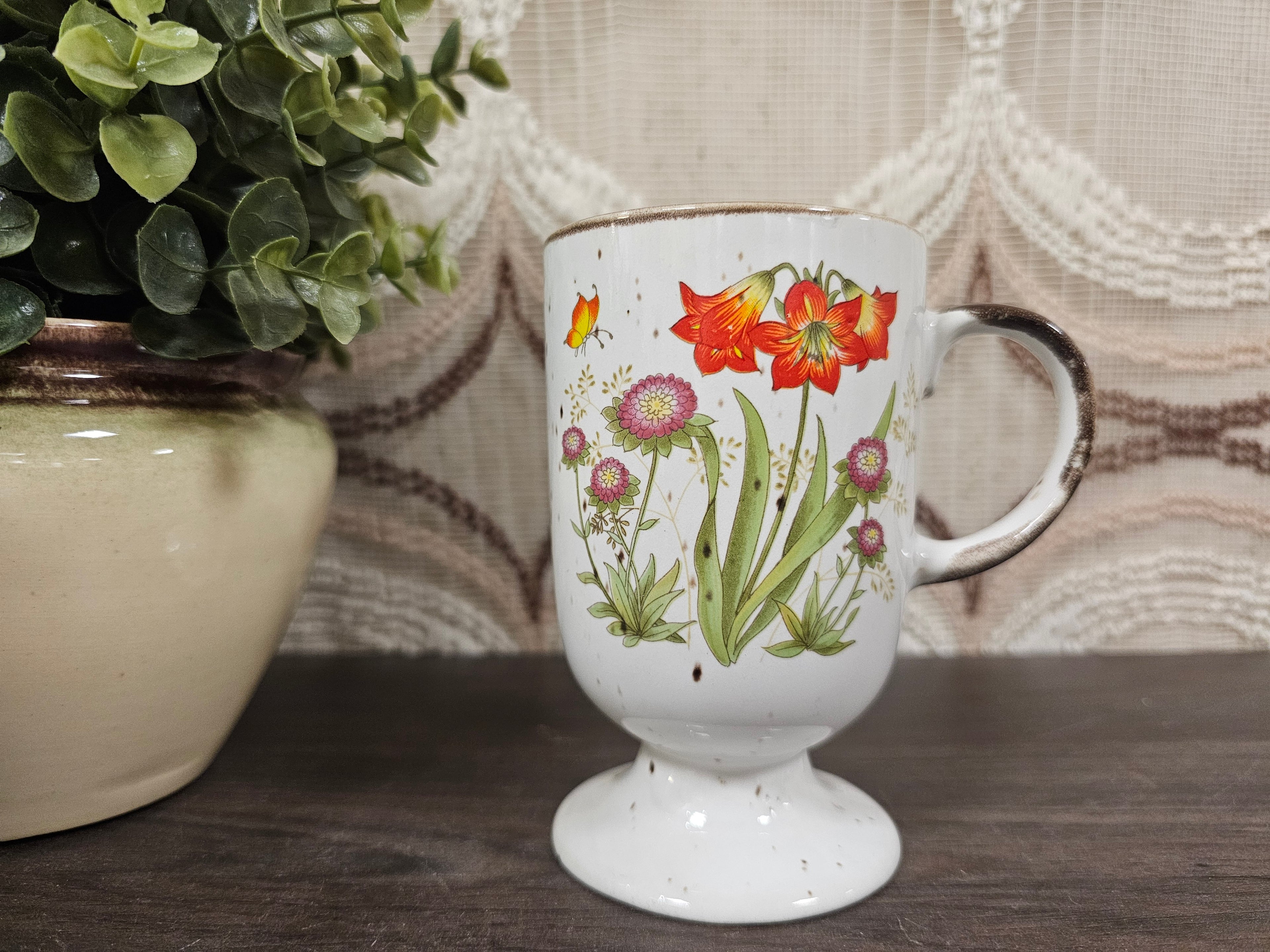 Wildflower vintage beker op voet met rode bloemen, 12 cm hoog