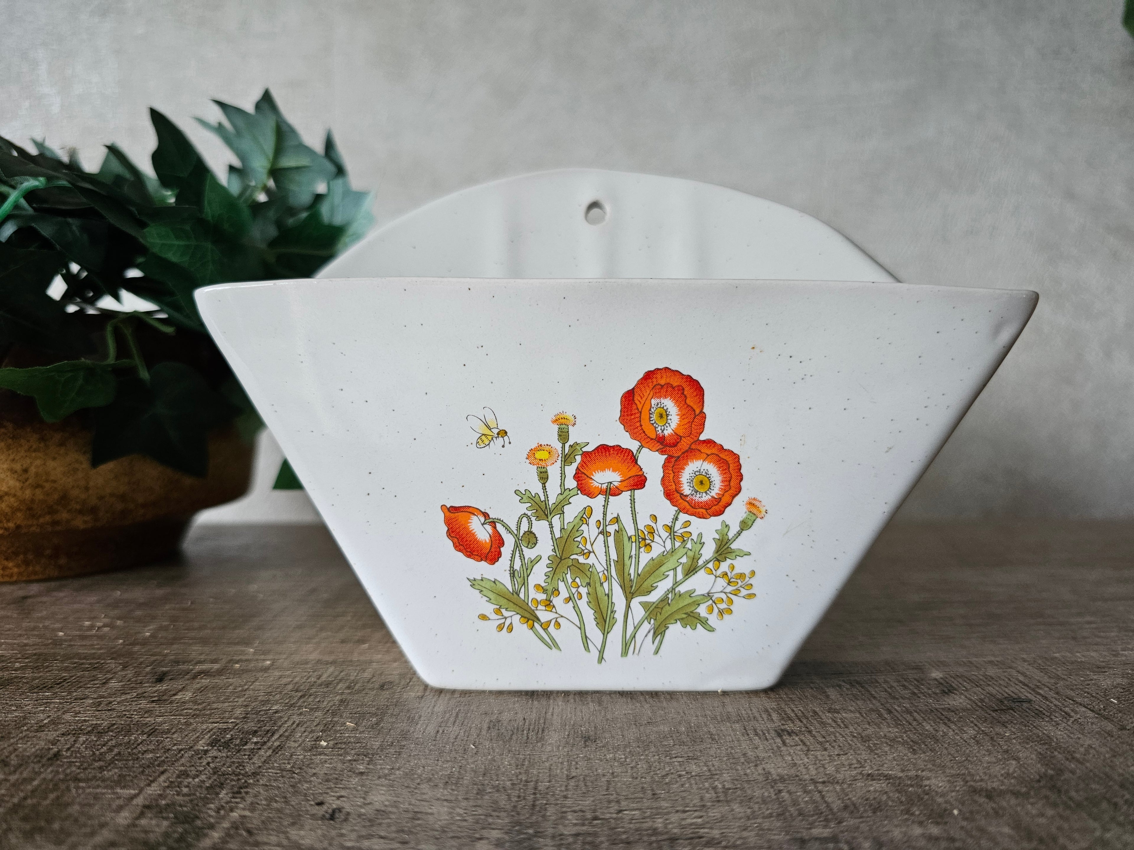 Vintage Wildflower koffiefilter houder met rode bloemen