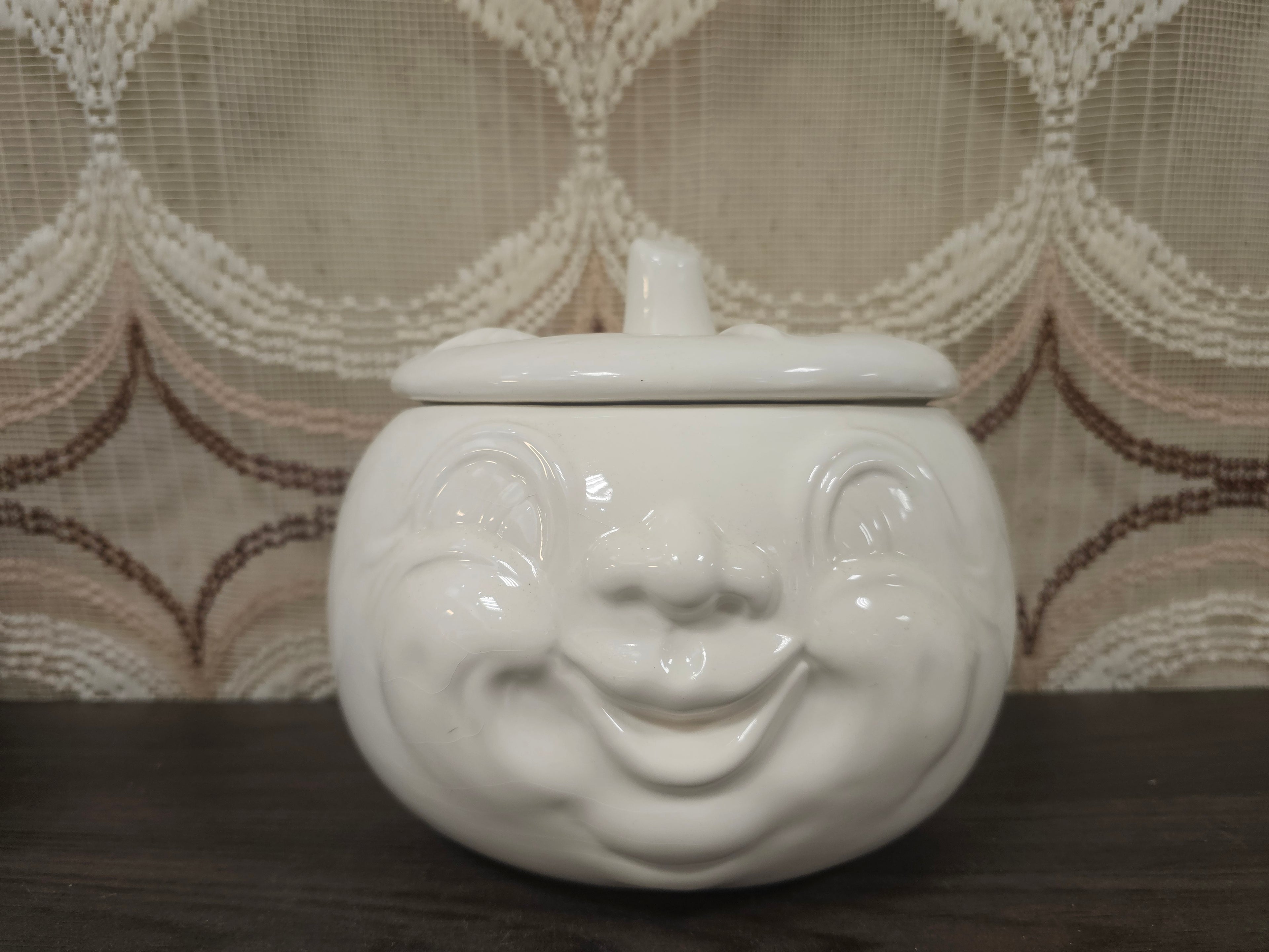 Grote witte keramieken knoflook- of uienpot met gezicht