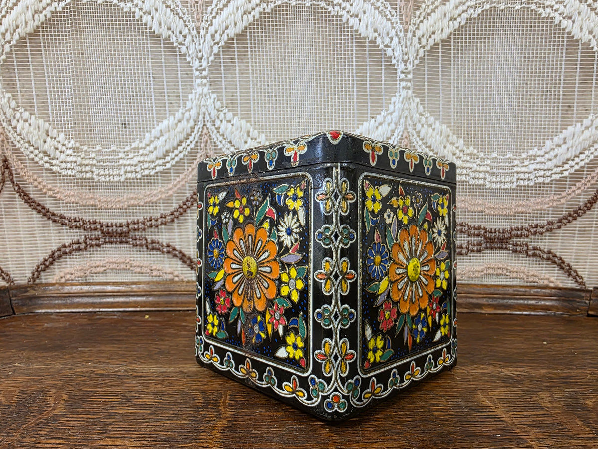 Vintage vierkant zwart blik met kleurrijk bloemendecor in oranje geel blauw en rood