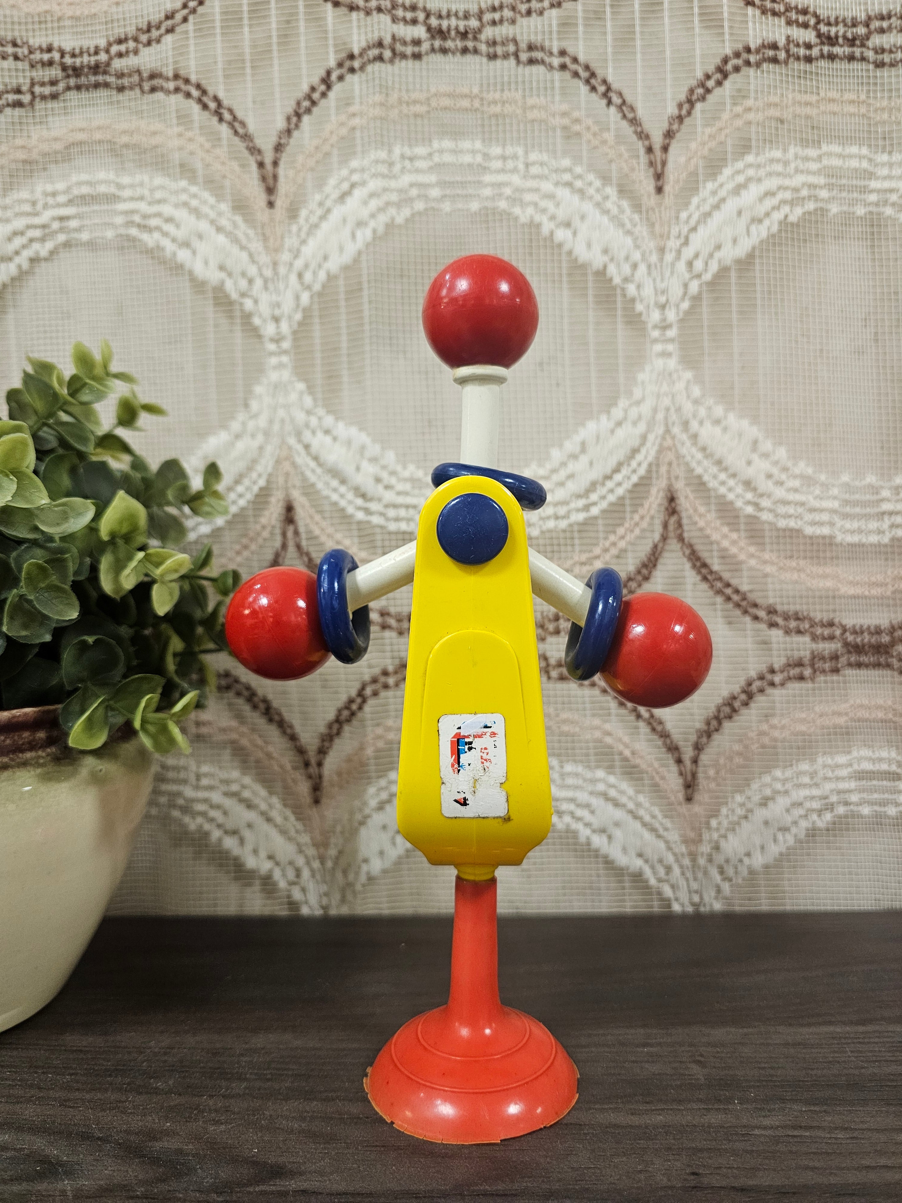 Ambi Toys Rota Rattle kleurrijke rammelaar met zuignap en draaiende armen