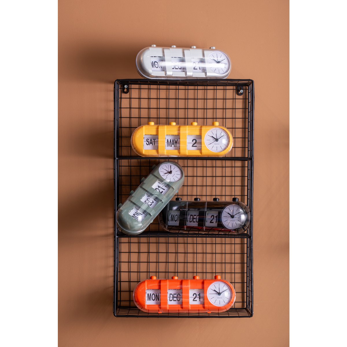 Retro buiskalender Karlsson oranje – flip-wekker met datum