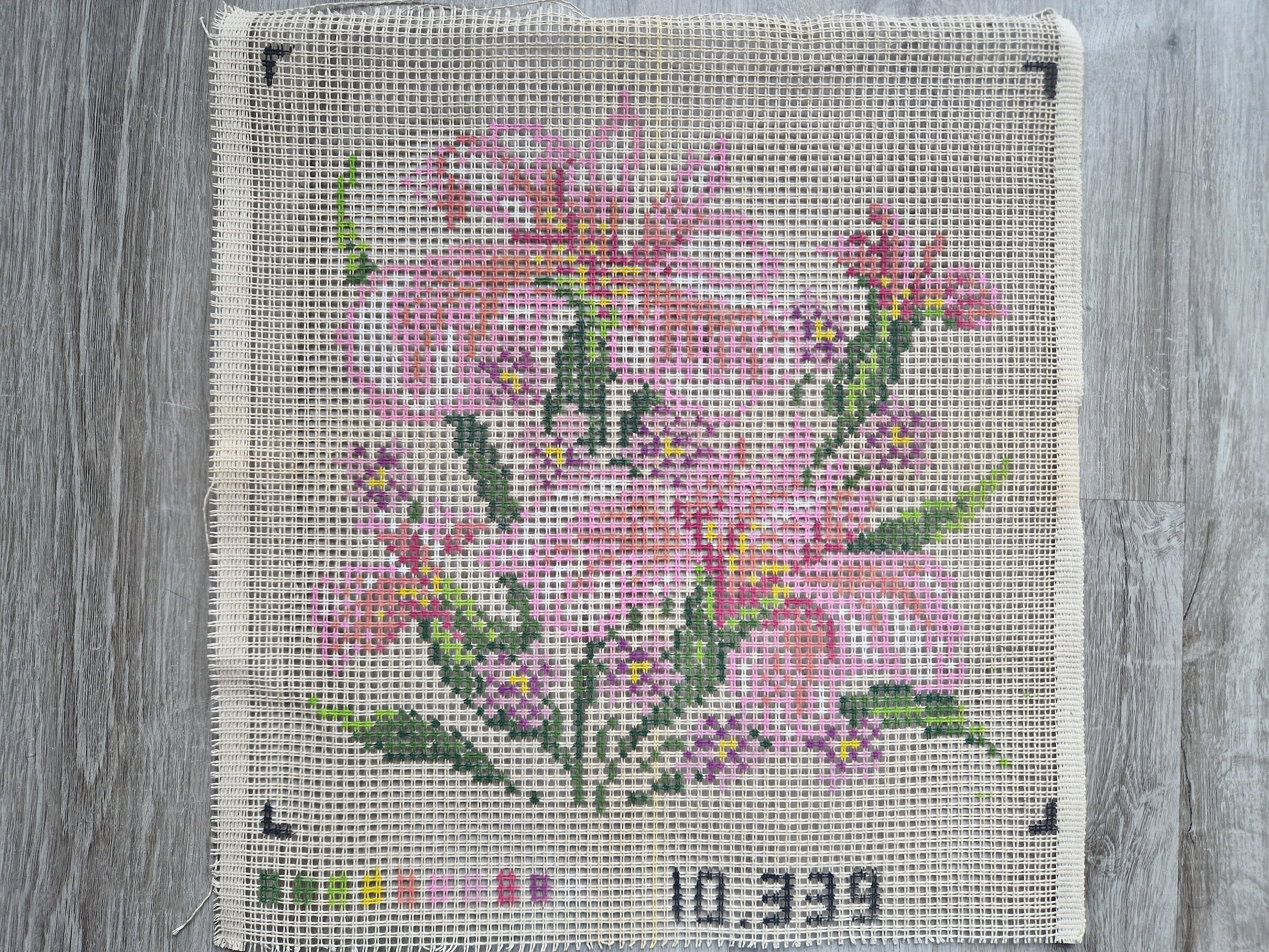 Voorbedrukt borduurstramien met roze bloemmotief 39 × 39 cm