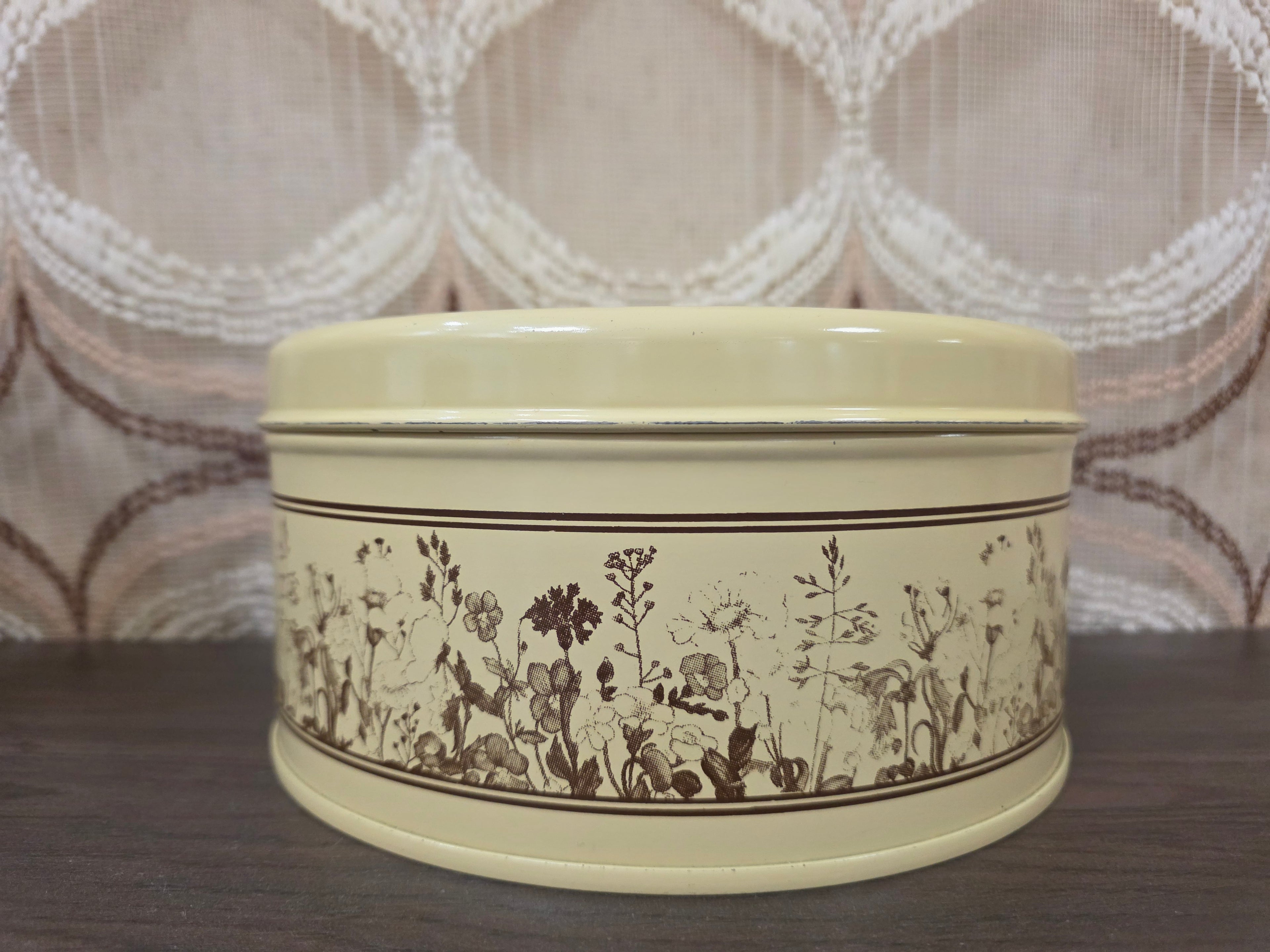 Vintage Brabantia koektrommel van metaal met het bruine Flora-patroon.