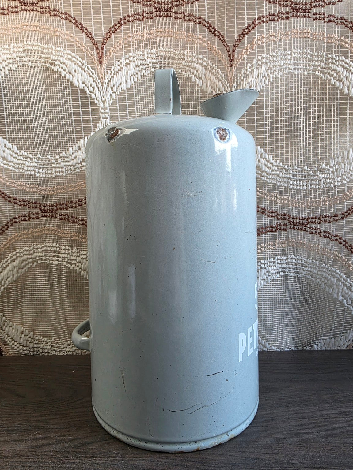 Zijaanzicht van de emaille petroleumkan met schenktuit
