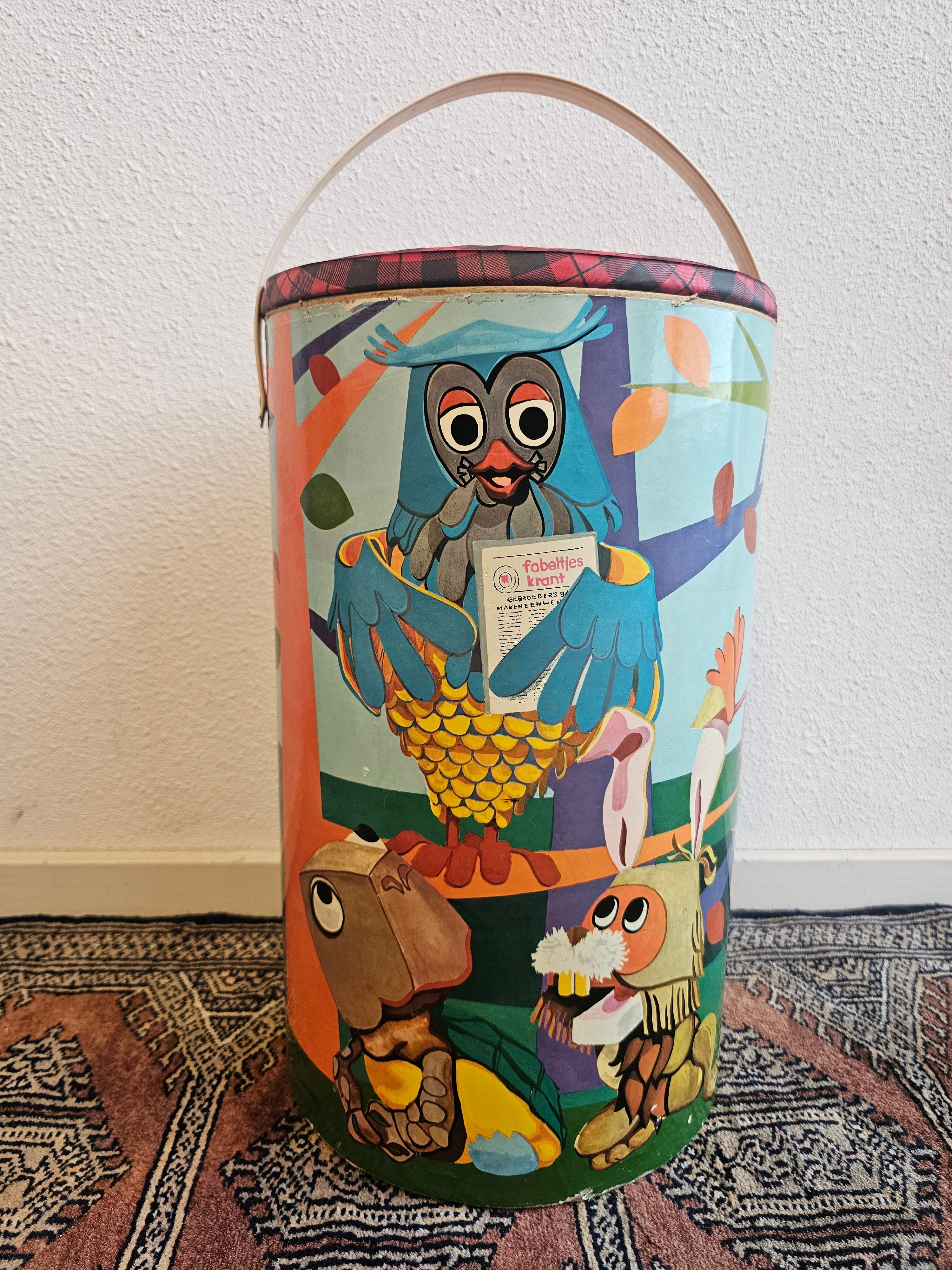Fabeltjeskrant ton van karton uit 1968 met kleurrijke dierenillustraties, hoogte 40 cm