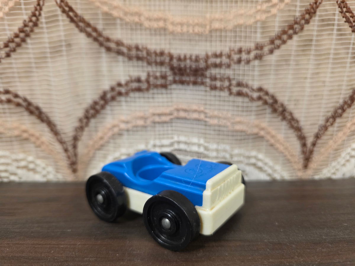 Fisher-Price speelgoedauto in blauw en wit met zwarte wielen