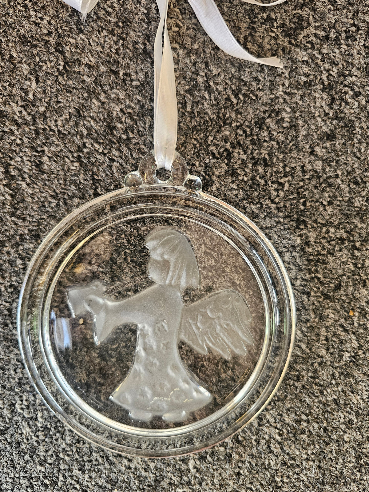 Glazen hanger met engel rond 13 cm met wit lint