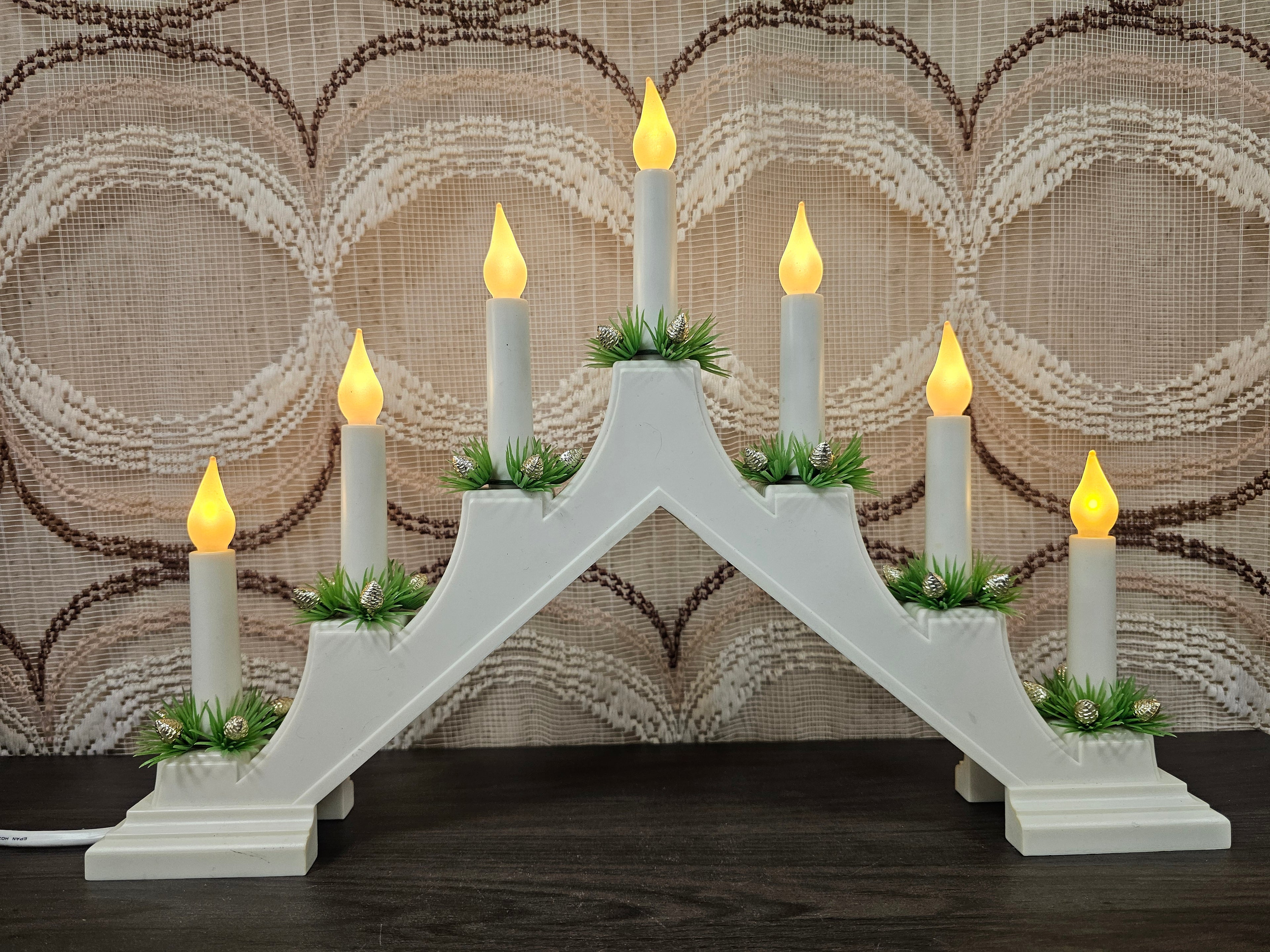 Witte kunststof candle bridge met 7 elektrische kerstlampjes en dennengroen