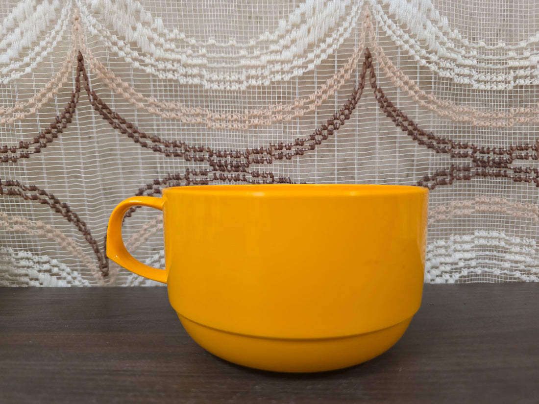 Vintage oranje Mepal soepkop nr. 418 van melamine met handvat.