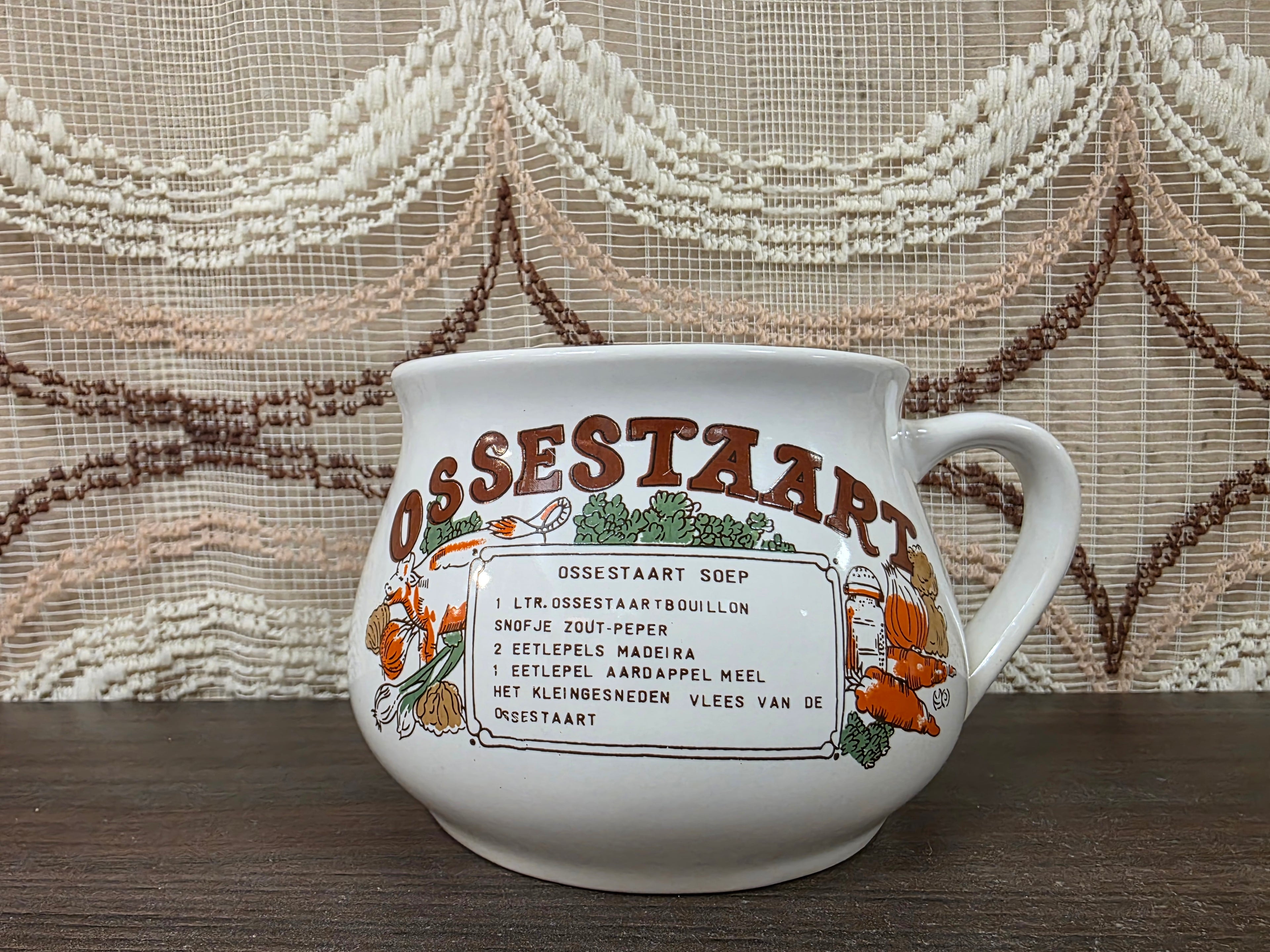 Witte keramische recept soepkom met recept voor ossestaartsoep.