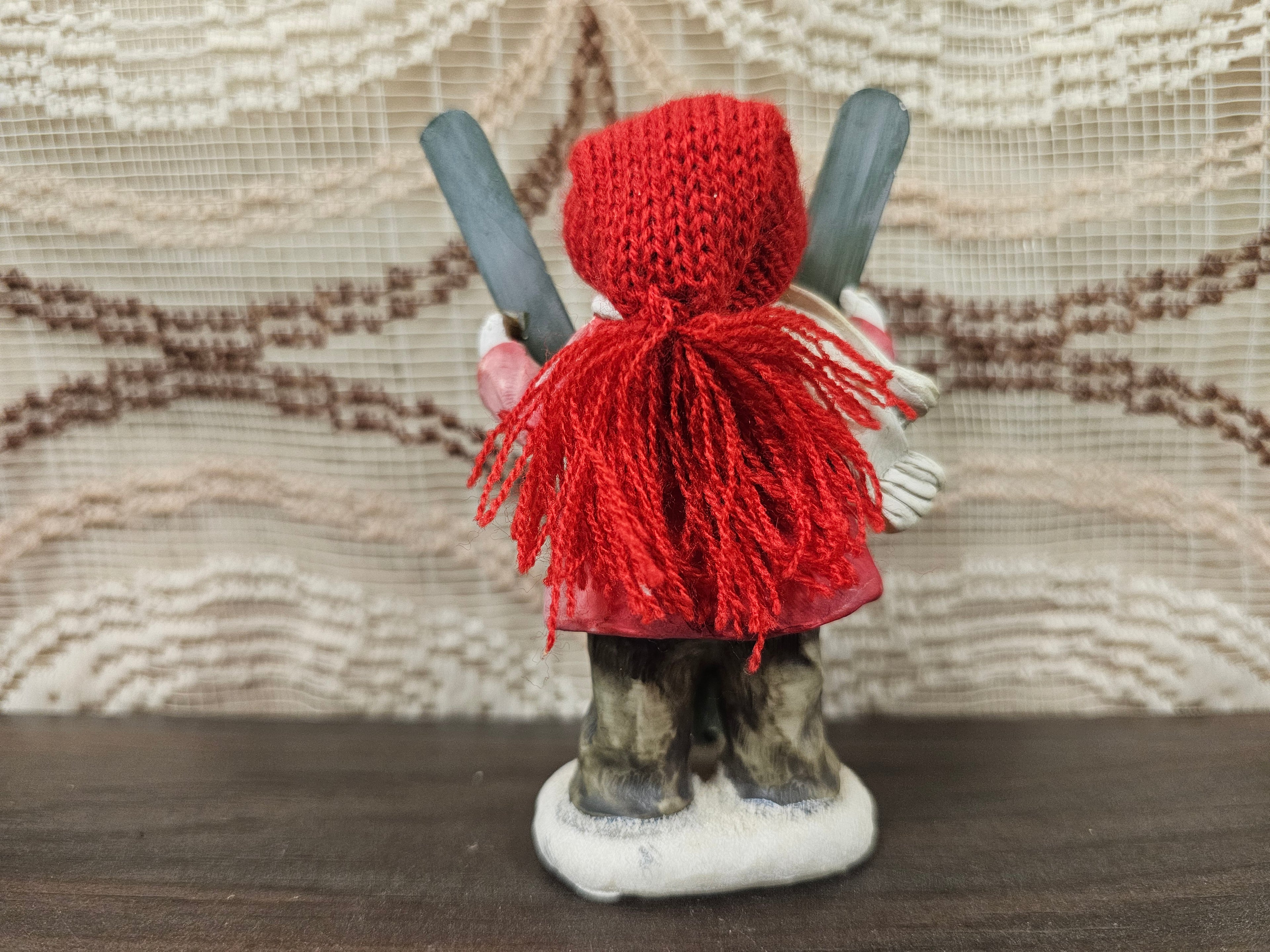 Beeldje jongen met ski’s winterdecoratie 11 cm