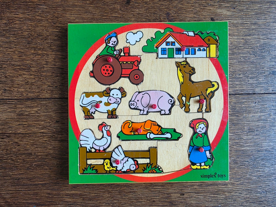 Simplex houten boerderijpuzzel met acht stukken en rode knopjes