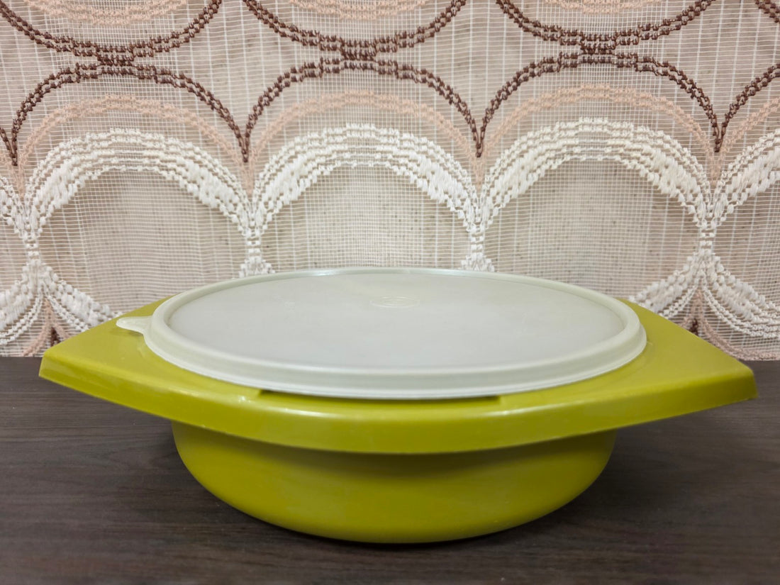 Olijfgroene Tupperware opvangkom met het bijbehorende witte deksel