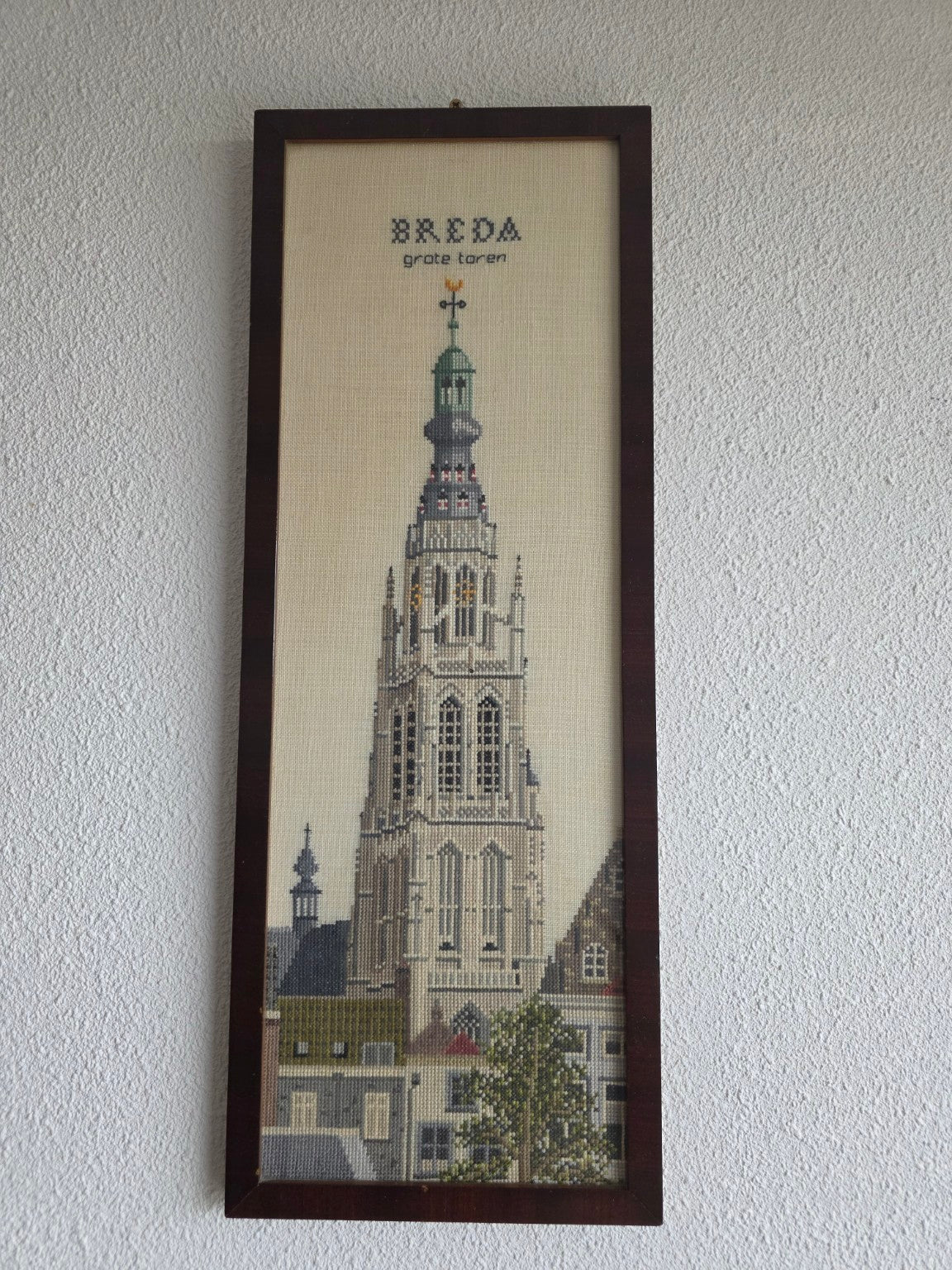 Vintage ingelijst borduurwerk van de Grote Toren in Breda