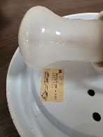 Witte plafondplaat en fitting van glazen plafondlamp met Eurolux-etiket