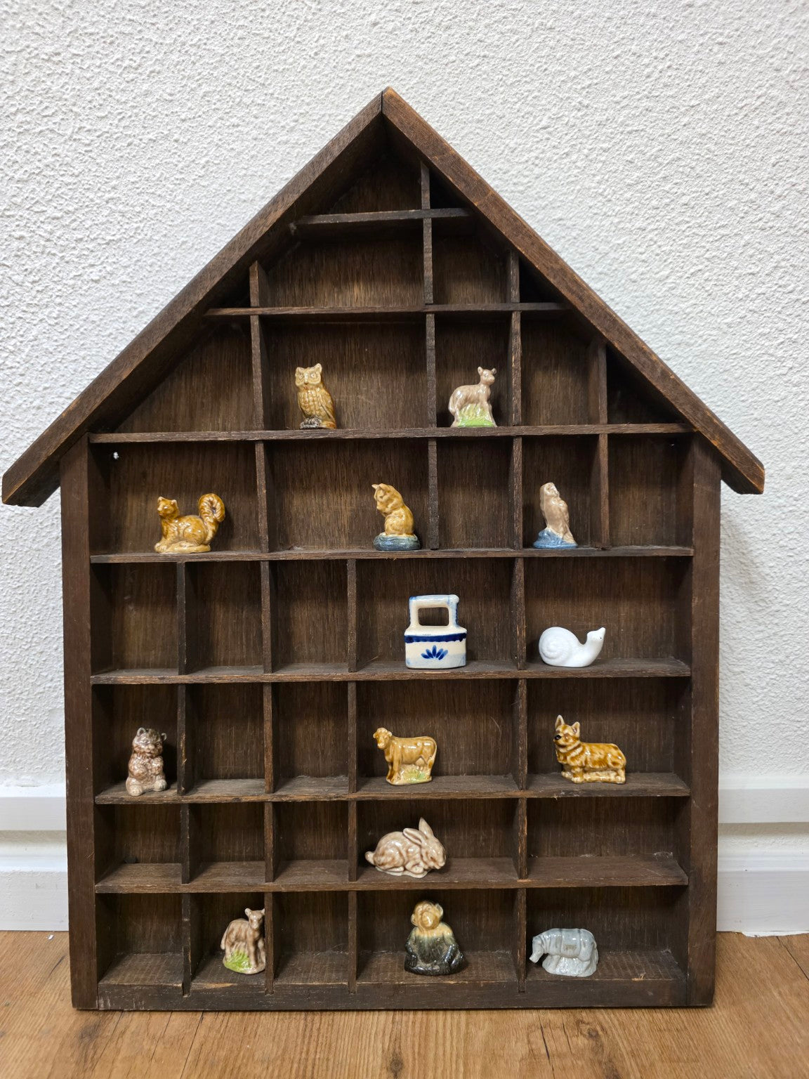 Vintage donkerbruine houten letterbak in huisvorm met puntdak en vakjes, hoogte 50 cm en breedte 40,5 cm. Beeldjes niet inbegrepen.