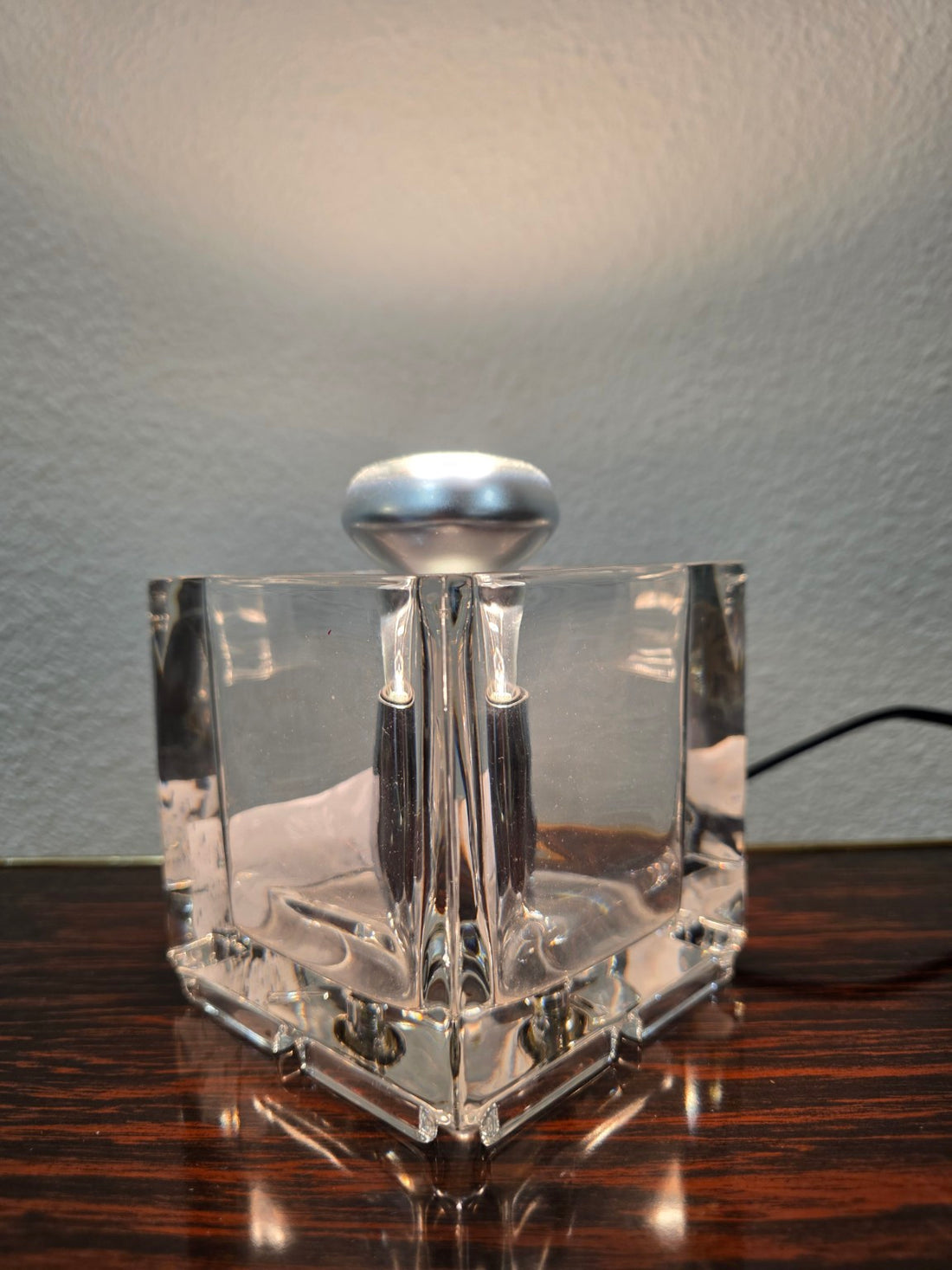 Vintage glazen Ice Cube kubuslamp met zilverkleurige reflectorlamp, brandend