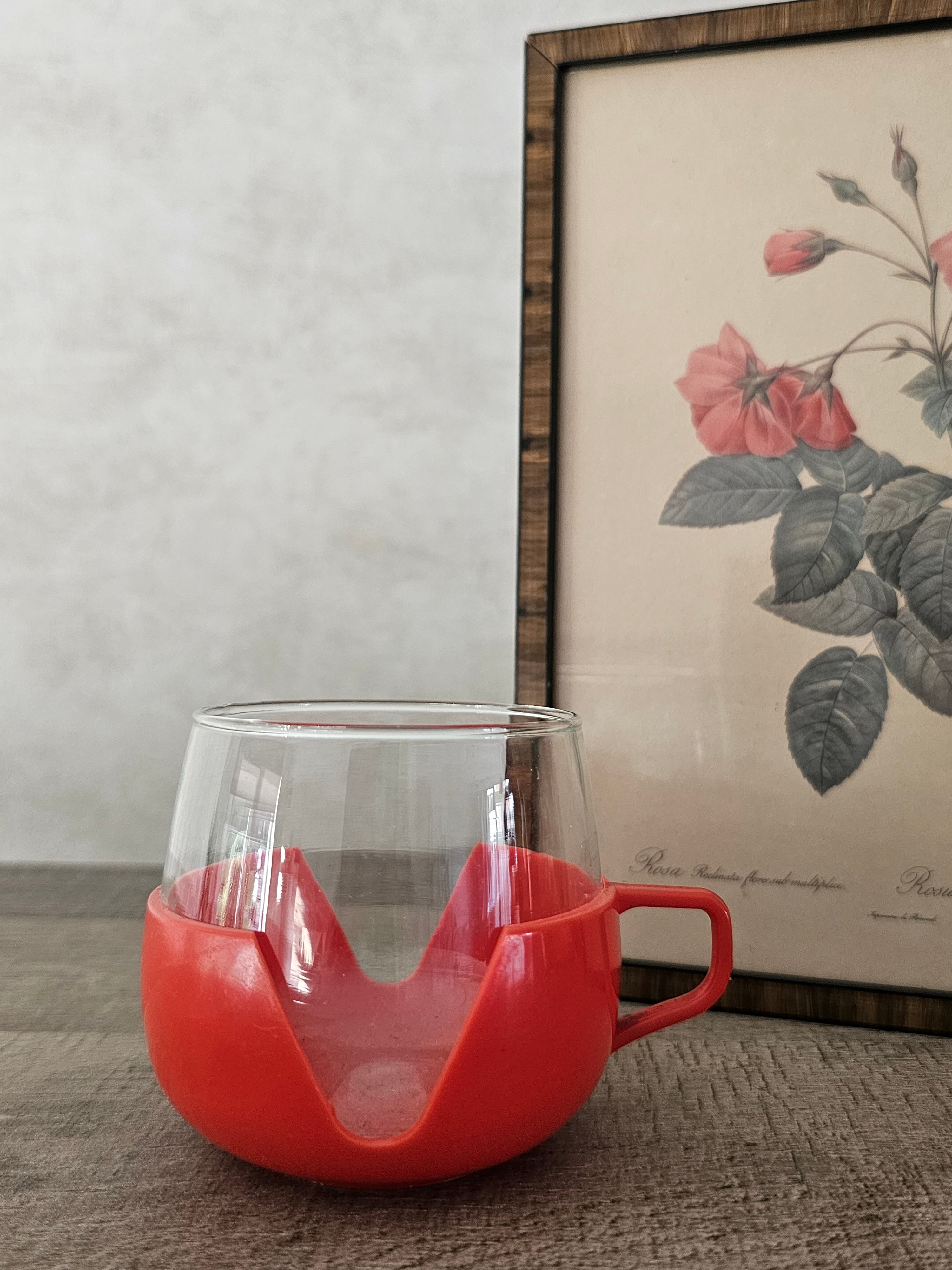 Vintage theeglas in rode kunststof houder