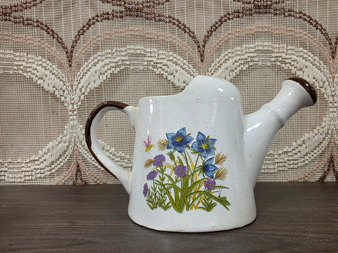 Andere zijde van Wildflower gieter met blauwe bloemen, bruine rand aan handvat en tuit