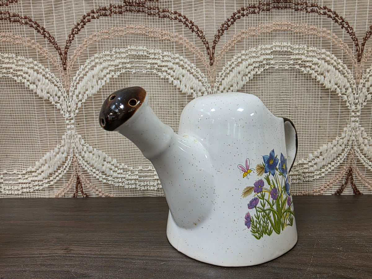 Detail van sproeituit met gaatjes bij Wildflower gieter blauwe bloemen
