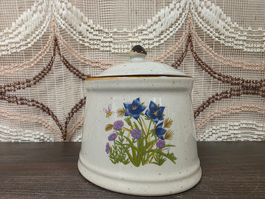 Vintage Wildflower suikerpot van keramiek met blauwe bloemen en deksel.