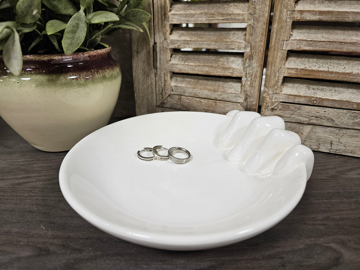 Wit keramieken schaaltje met handdetail – 17,5 x 18,5 cm
