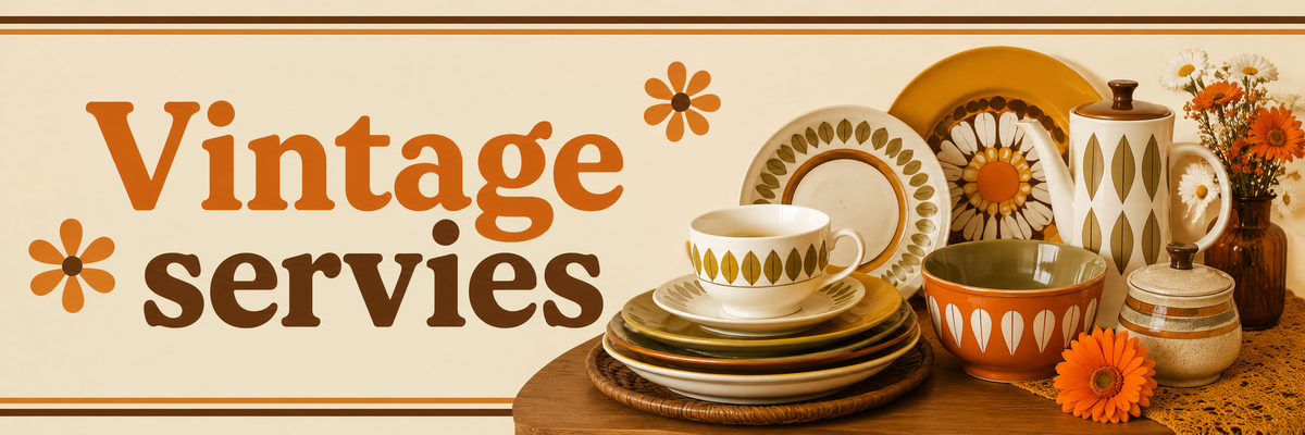 vintage servies in warme oranje, bruine en groene tinten, met kopjes, borden en een koffiepot