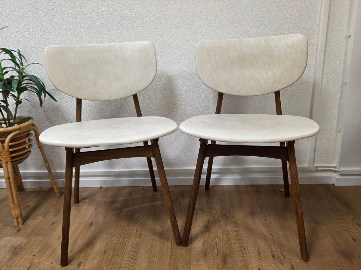 Set van twee houten stoelen met crèmekleurige bekleding, vooraanzicht