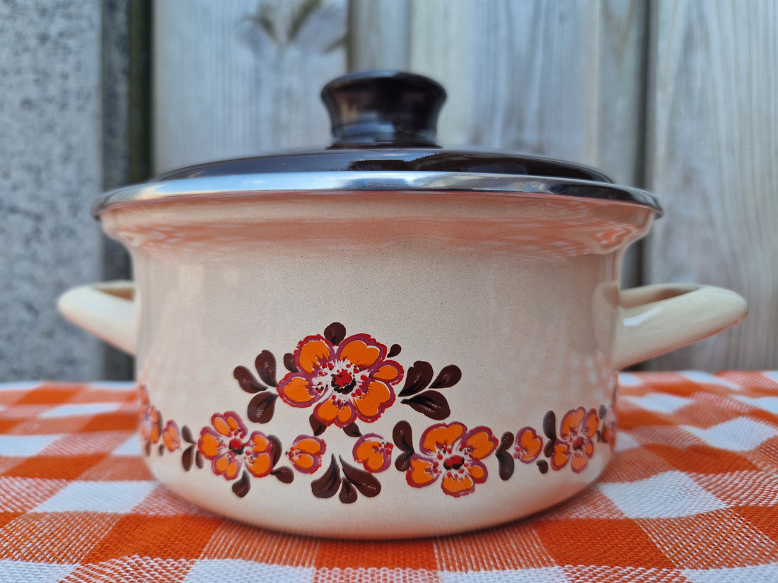 Emaille pan met oranje bloemen