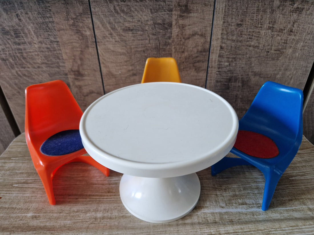 Vintage "CADO" Barbie stoelen + tafel