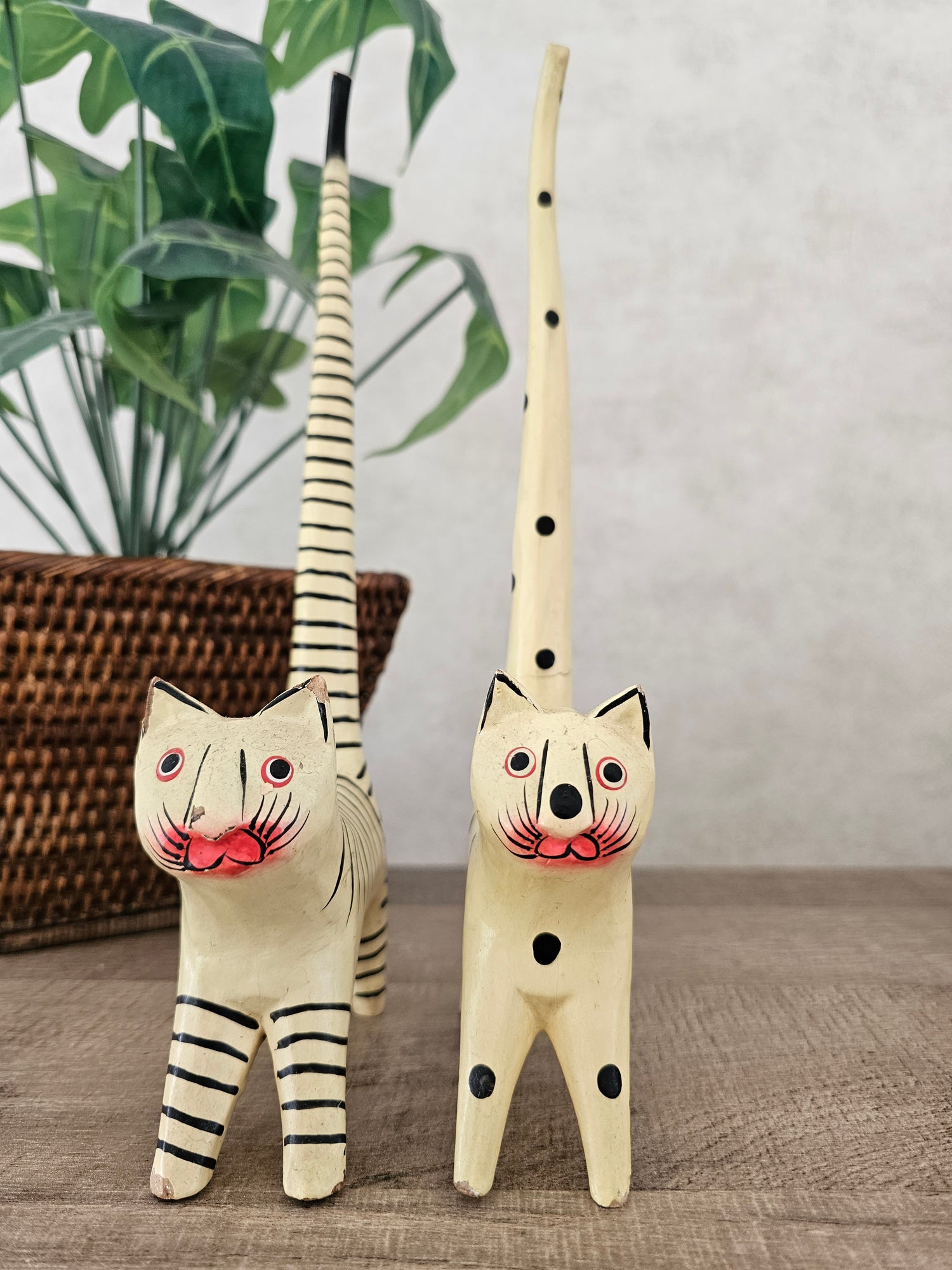 Set van 2 houten katten