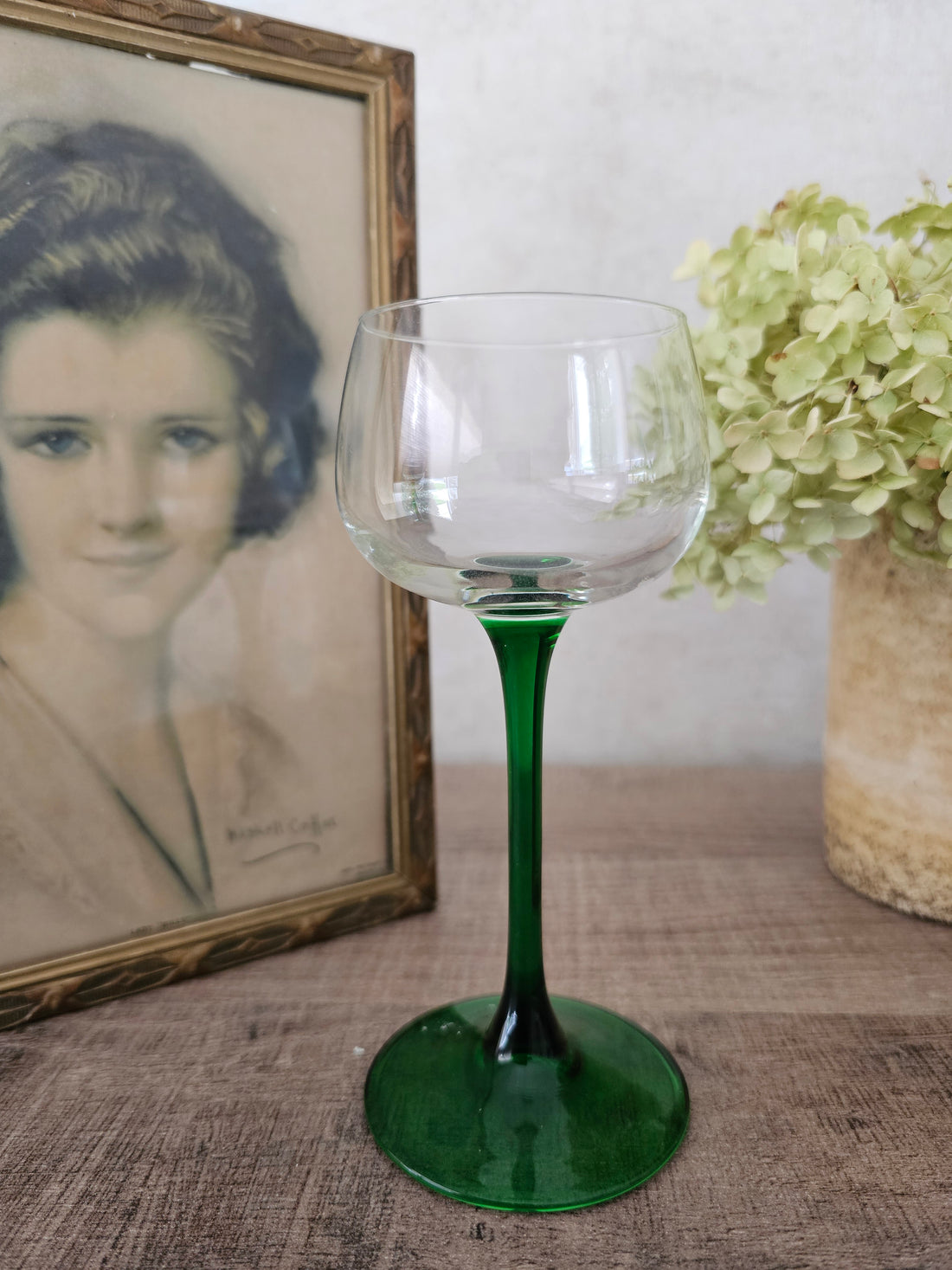 Vintage Elzas witte wijnglazen met groene steel.