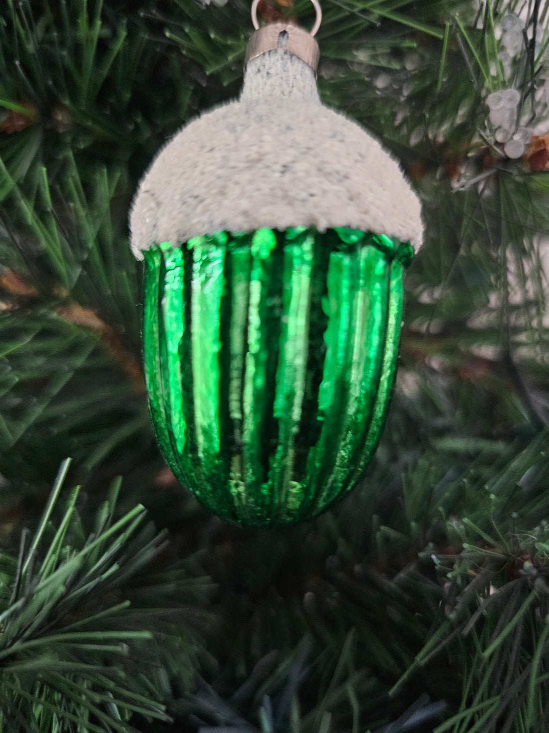 Kerstbal groene glazen kerstbal &quot;eikel&quot;